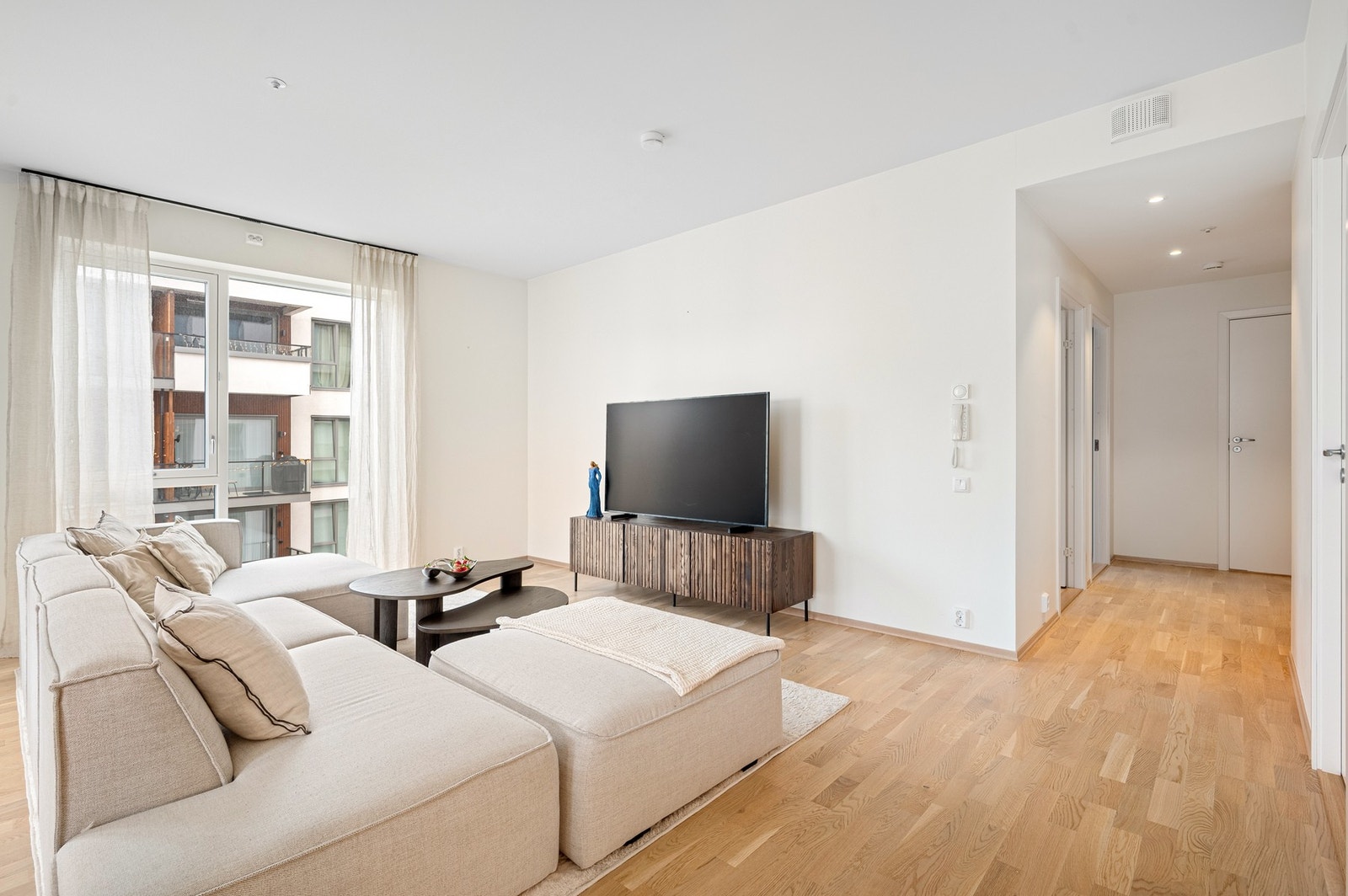 Leiligheten har en romslig stue/ kjøkken- løsning på hele 34,2 m² som, sammen med den gode takhøyde og store vindusflater, gir en god romfølelse og en lett atmosfære. Galleribilde