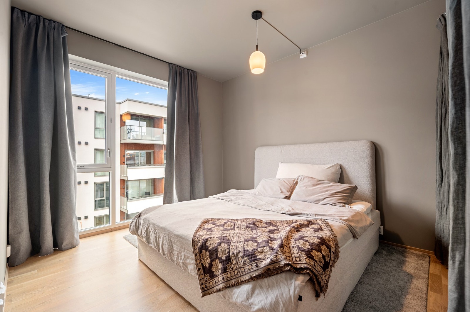 Hovedsoverommet er romslig med sine 12,7 m² og nylig malt i behagelige fargetoner. Også på soverommene er det store vindusflater som bidrar til rikelig med naturlig lysinnslipp. Galleribilde