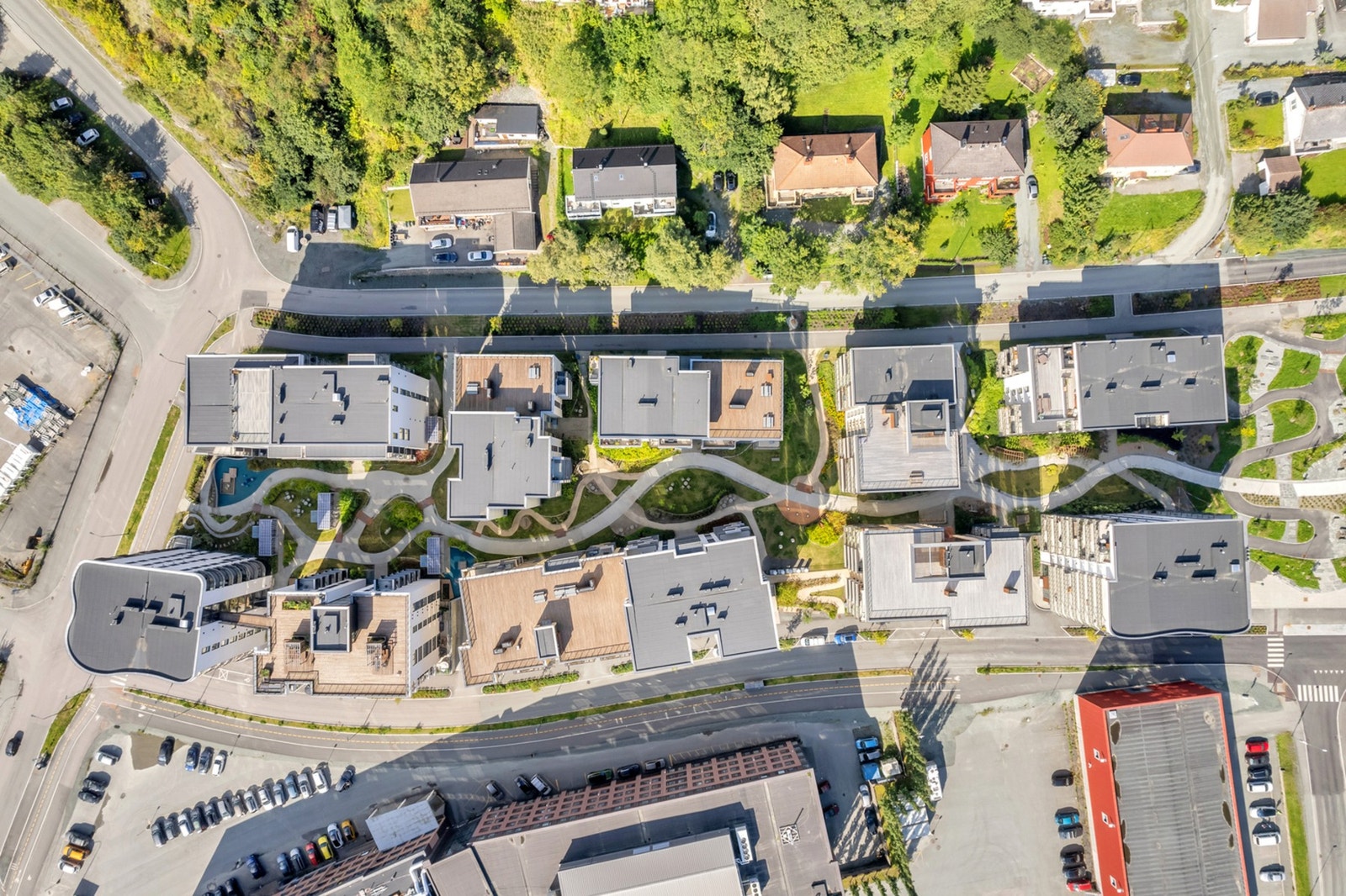 Oversiktsbilde over nabolaget, her bor du tett på Trondheimsfjorden i et hyggelig nabolag. Galleribilde