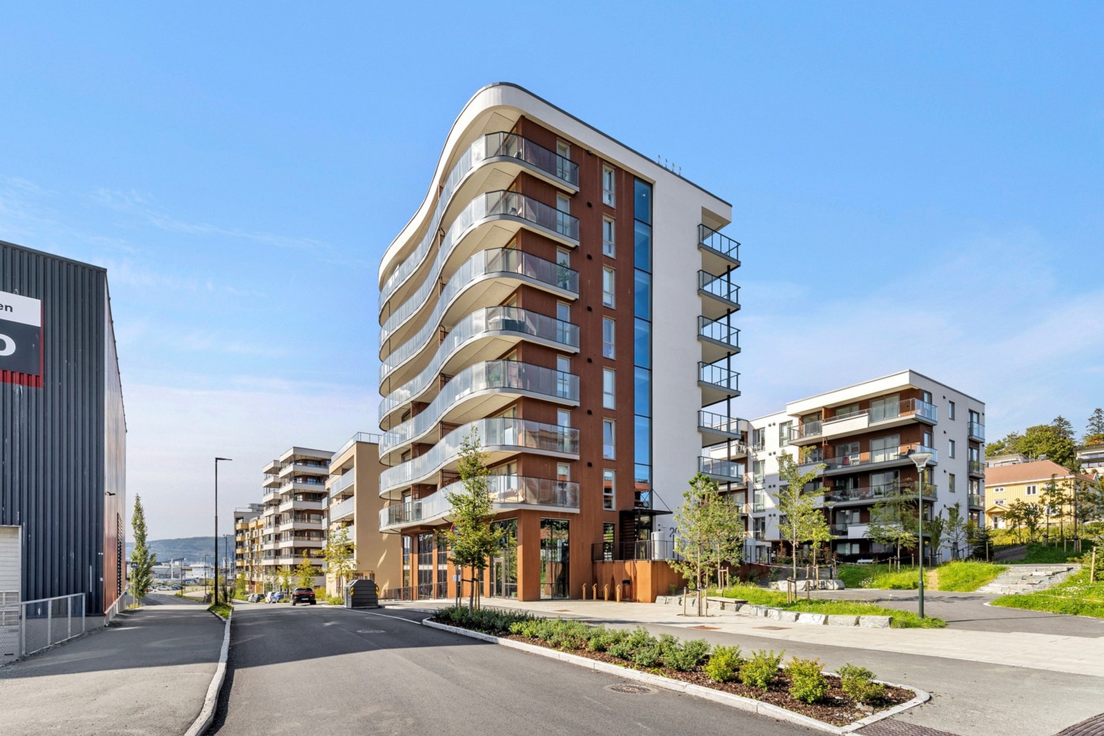 Med byggeår i 2022 nyter leiligheten godt av en moderne standard med alt du kan forvente av moderne kvaliteter. Deriblant vannbåren gulvvarme, balansert ventilasjon og heisadkomst. Galleribilde