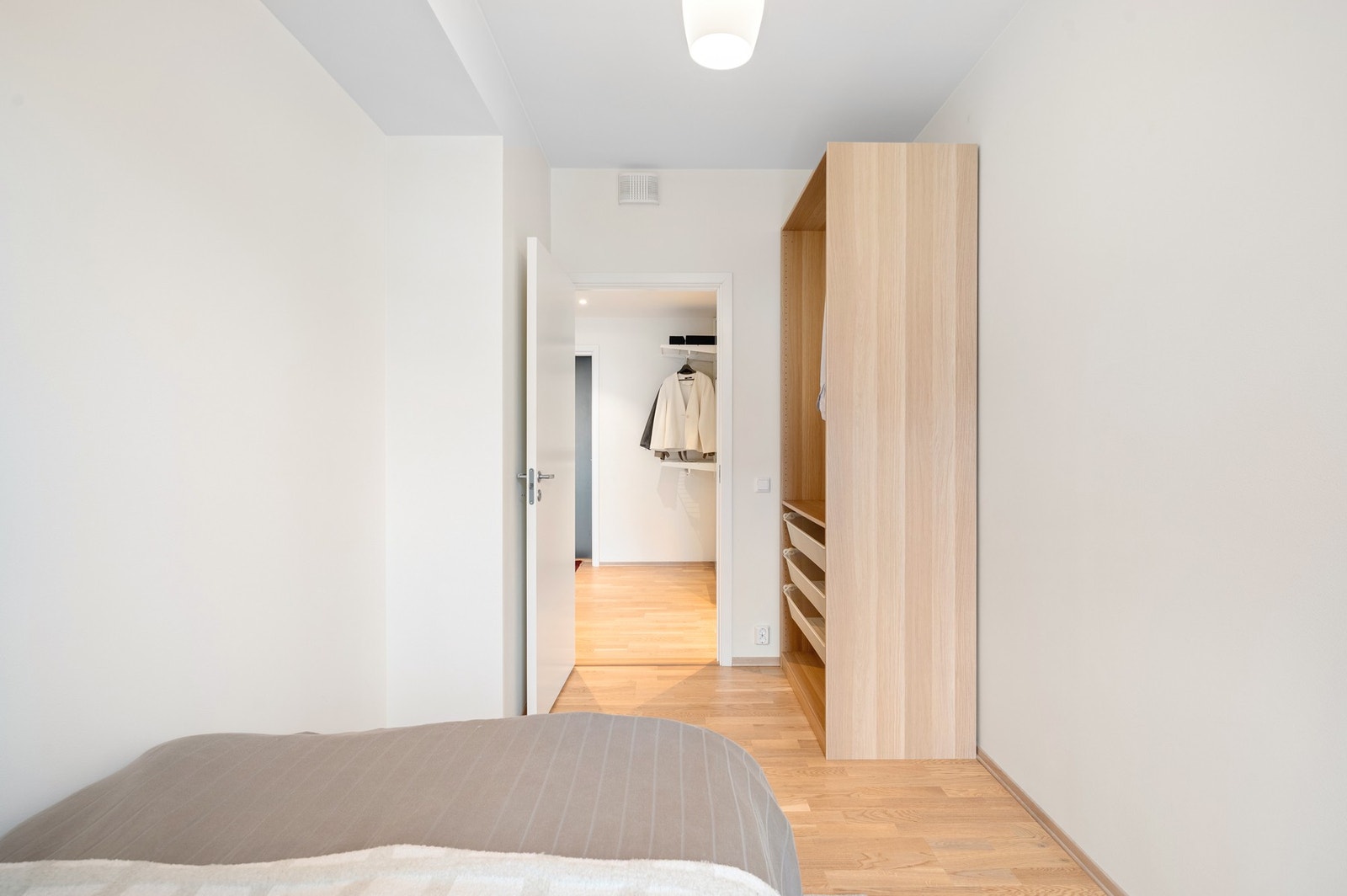 God plass til seng og ønsket garderobemøblement. Galleribilde