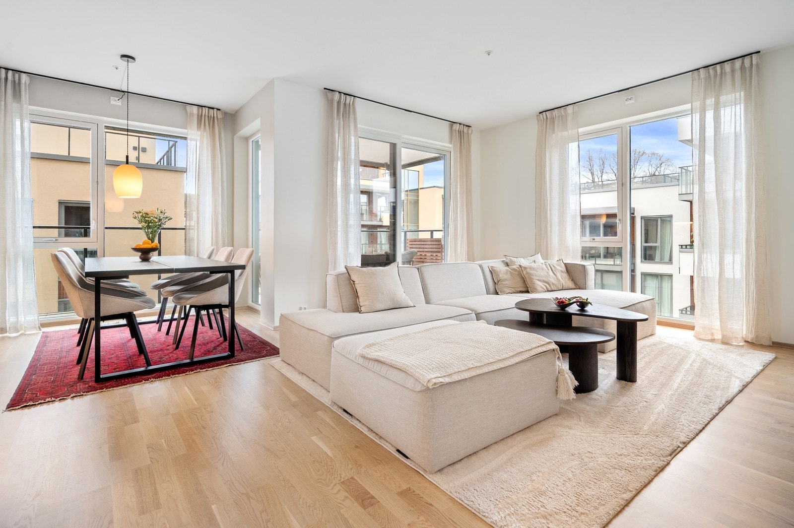 En innbydende og godt beliggende 3-roms selveierleilighet med ende- og hjørnebeliggenhet. Galleribilde