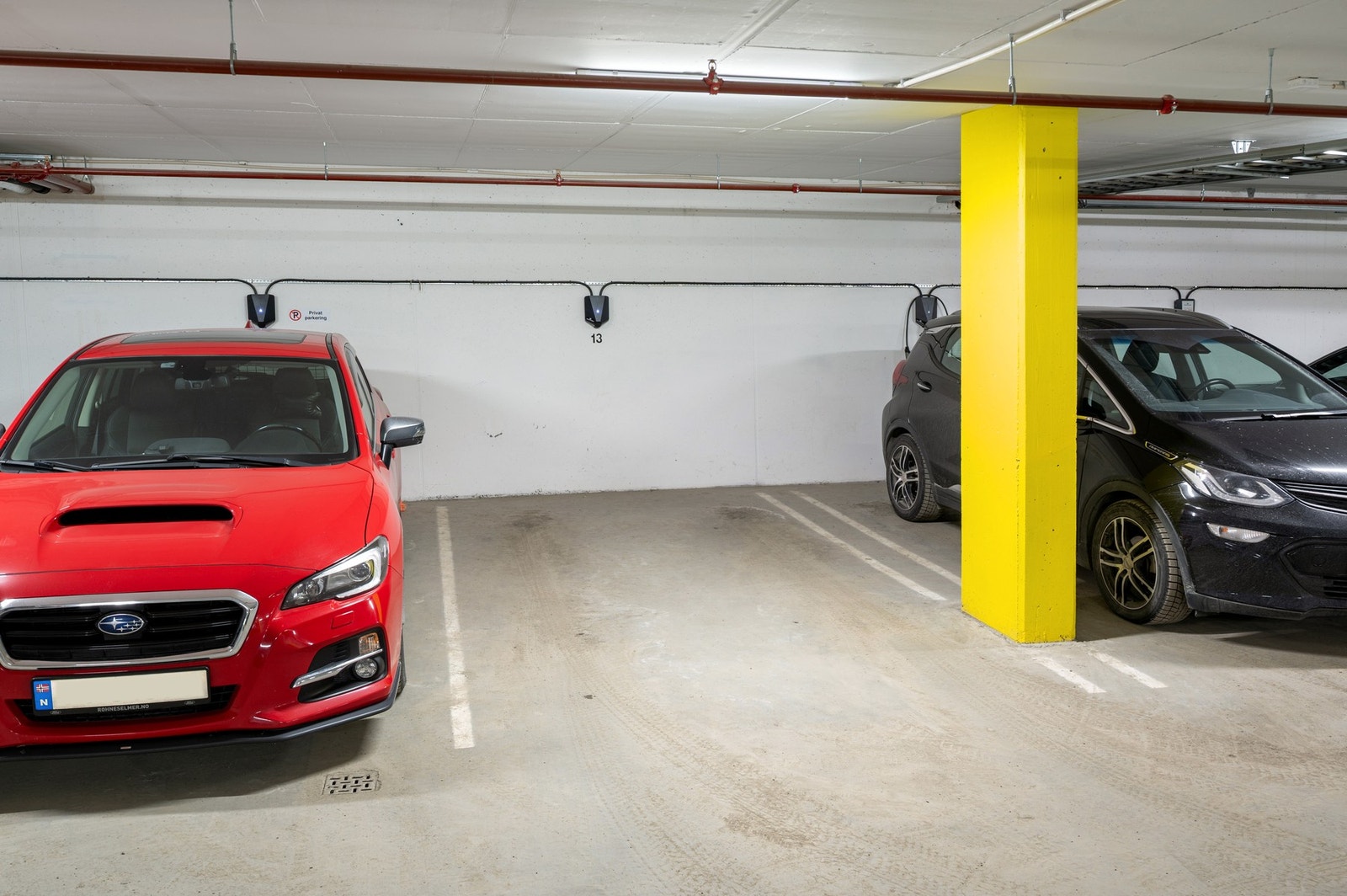 Parkeringsplass med ladeboks følger handelen. Galleribilde