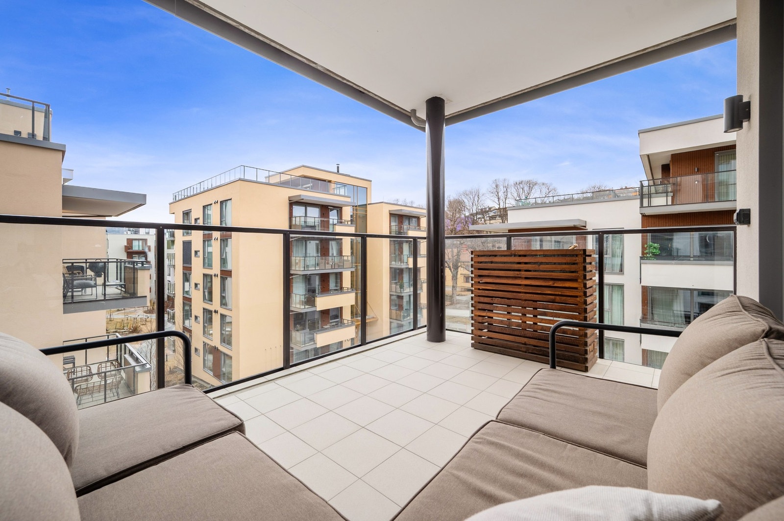 Leiligheten ligger i vendt mot grøntarealer og oppleves rolig. Galleribilde