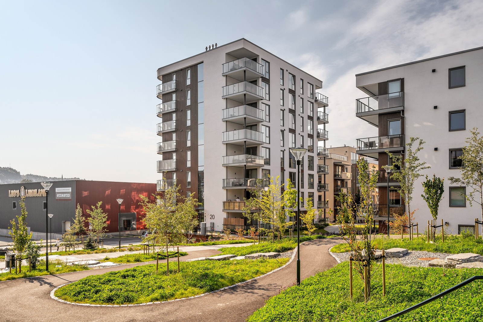 Nærområdet er pent opparbeidet med grøntareal, frodige veskter, internstier og benker. Galleribilde