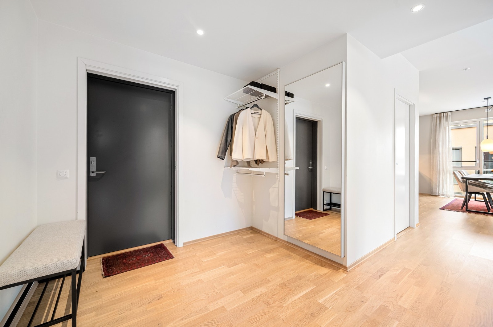 Entréen har svært gode muligheter for etablering av en romslig garderobeløsning, noe som gir optimal utnyttelse av arealet og en praktisk hverdag. Galleribilde