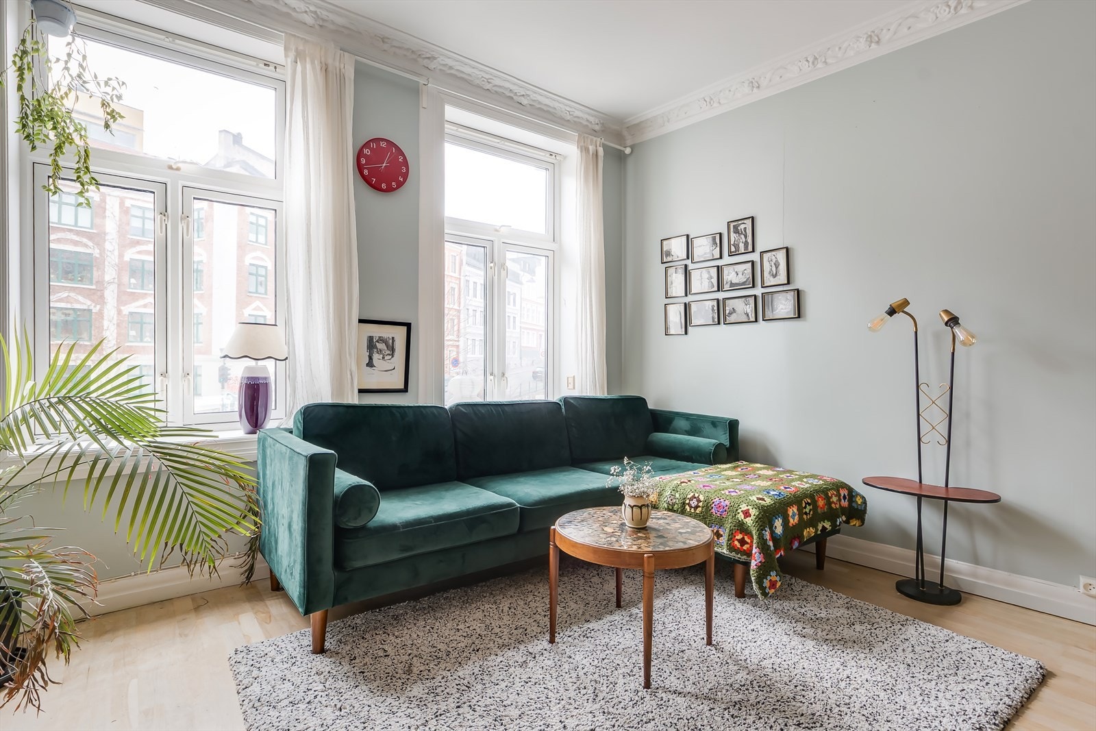 Kombinasjonen av takhøyden og store vindusflater gir boligen en luftig og behagelig romfølelse. Galleribilde