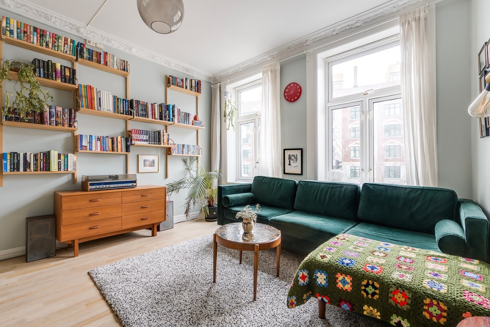 De store vindusflatene slipper inn rikelig med naturlig lys. Galleribilde