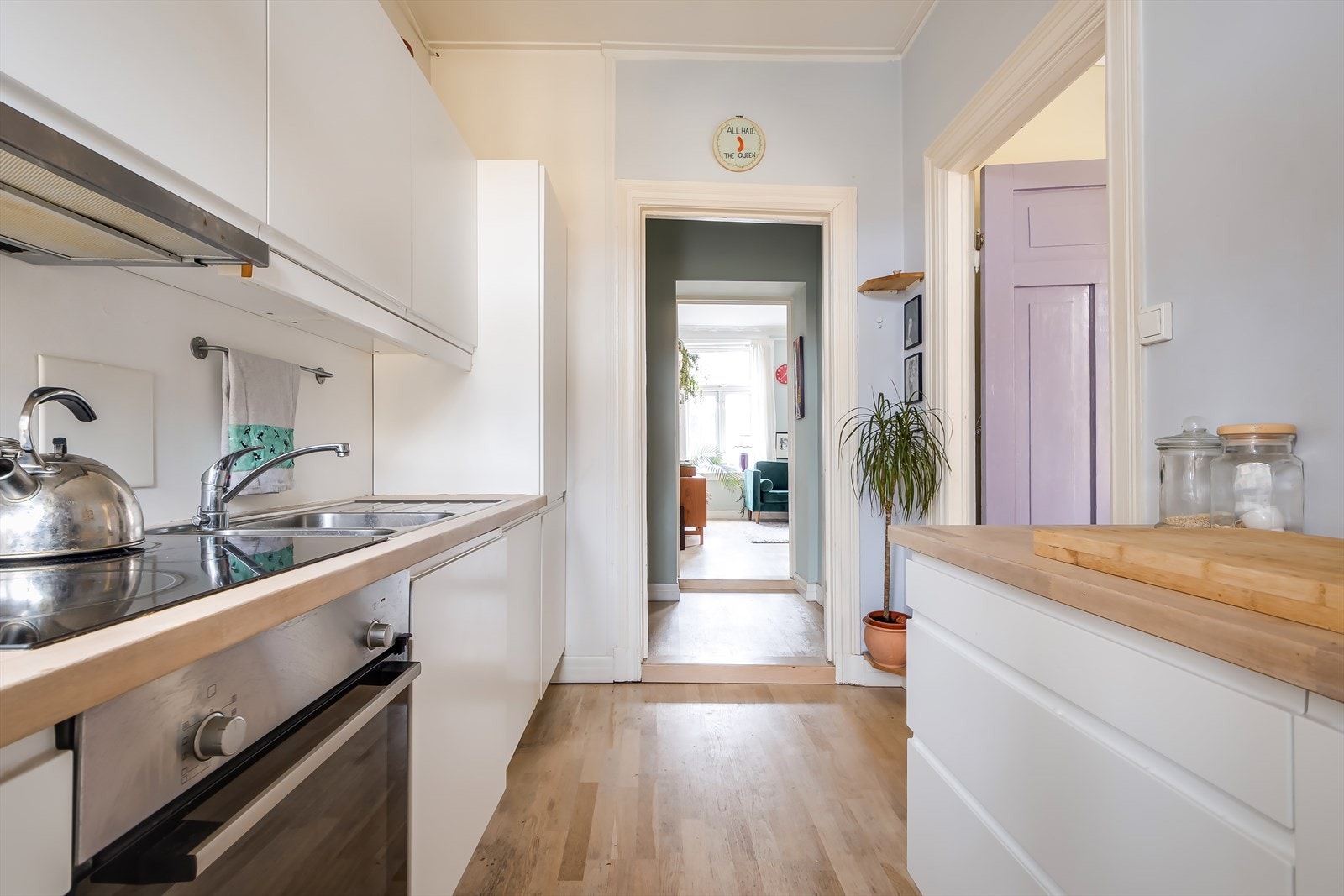 Gos takhøyde og store vindusflater gir en lys og luftig atmosfære. Galleribilde