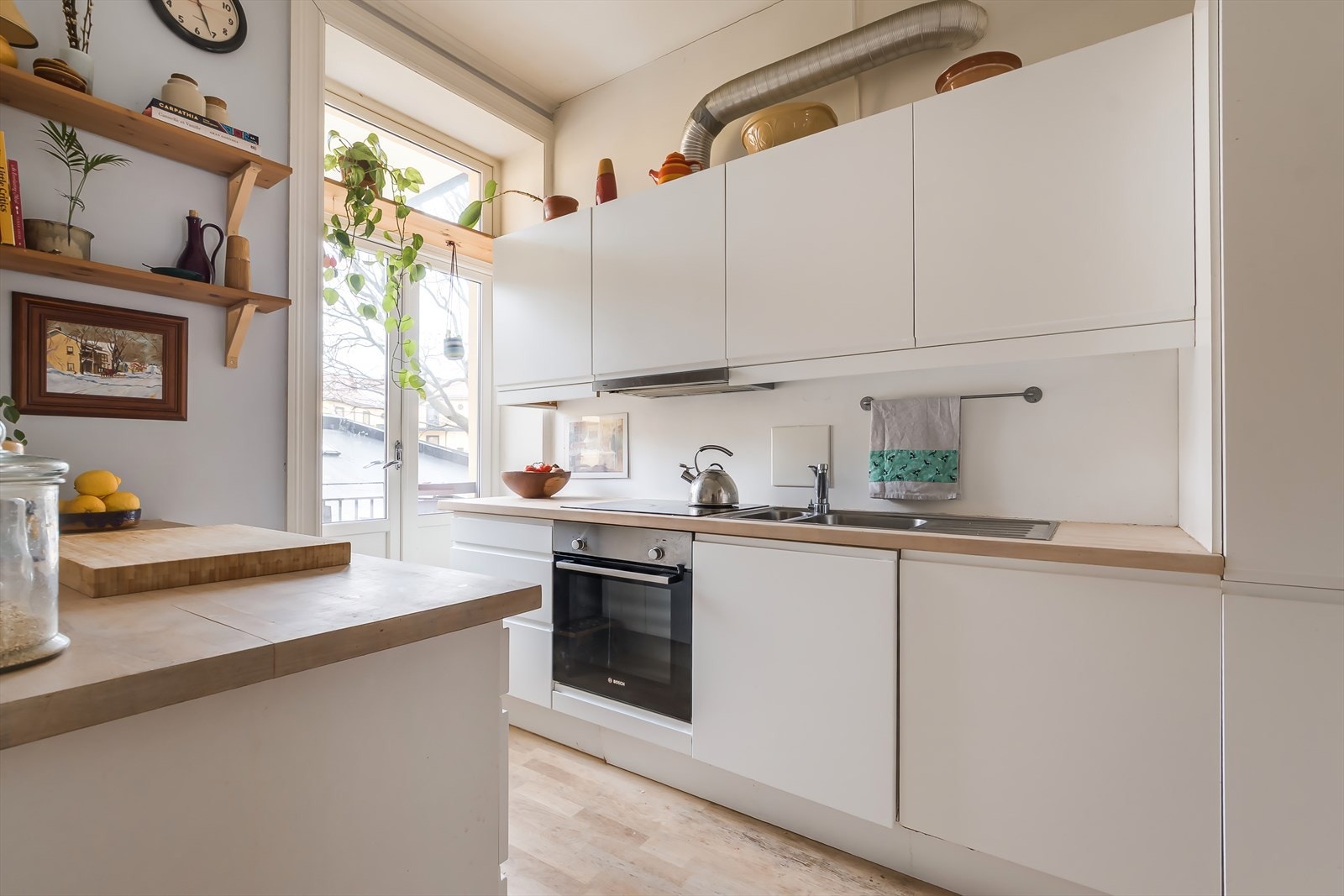 Kjøkkenet har integrerte hvitevarer som platetopp, stekeovn, oppvaskmaskin og kjøl/frys. Galleribilde