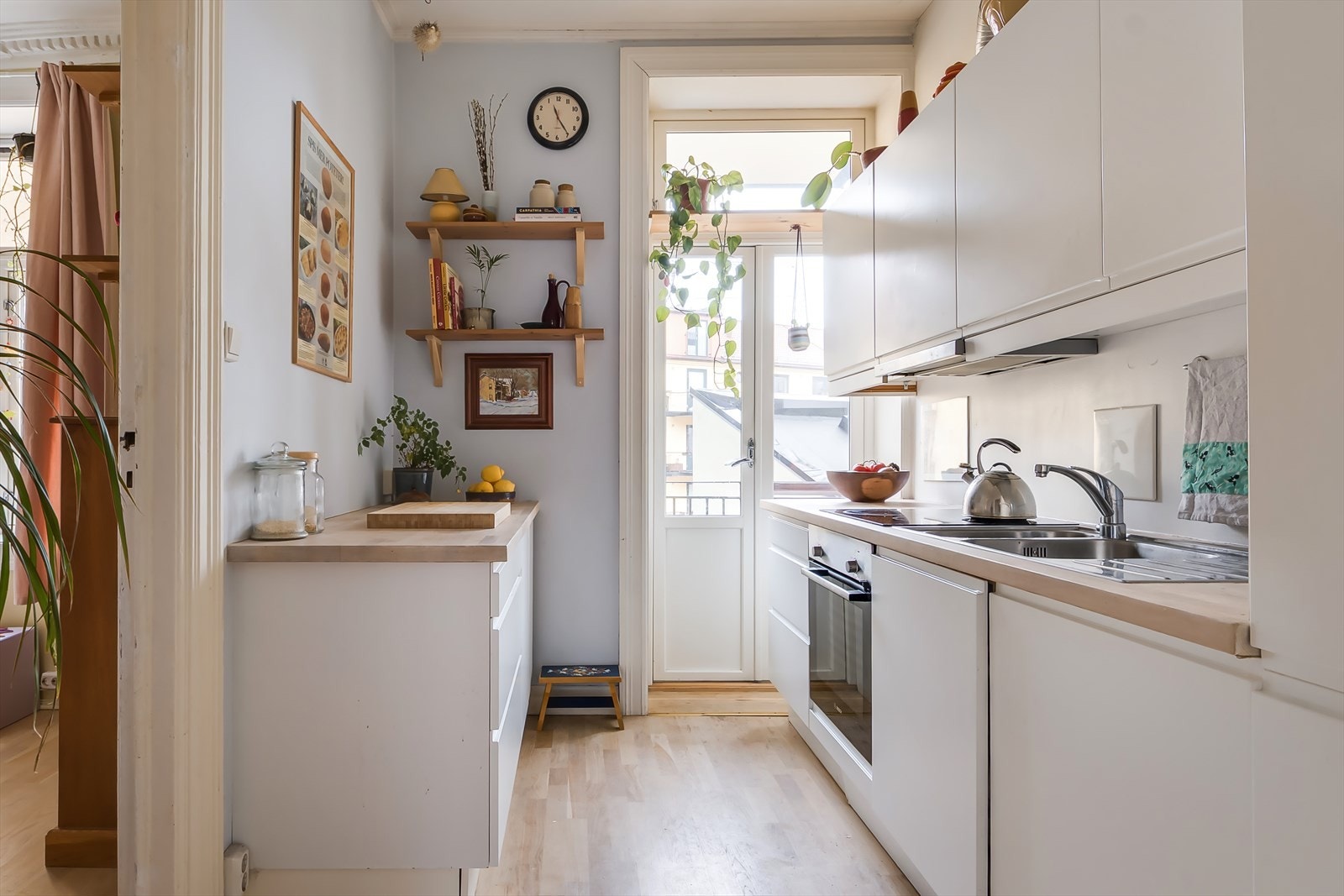 Tidløst og godt vedlikeholdt kjøkken med mye skap- og benkeplass. Galleribilde