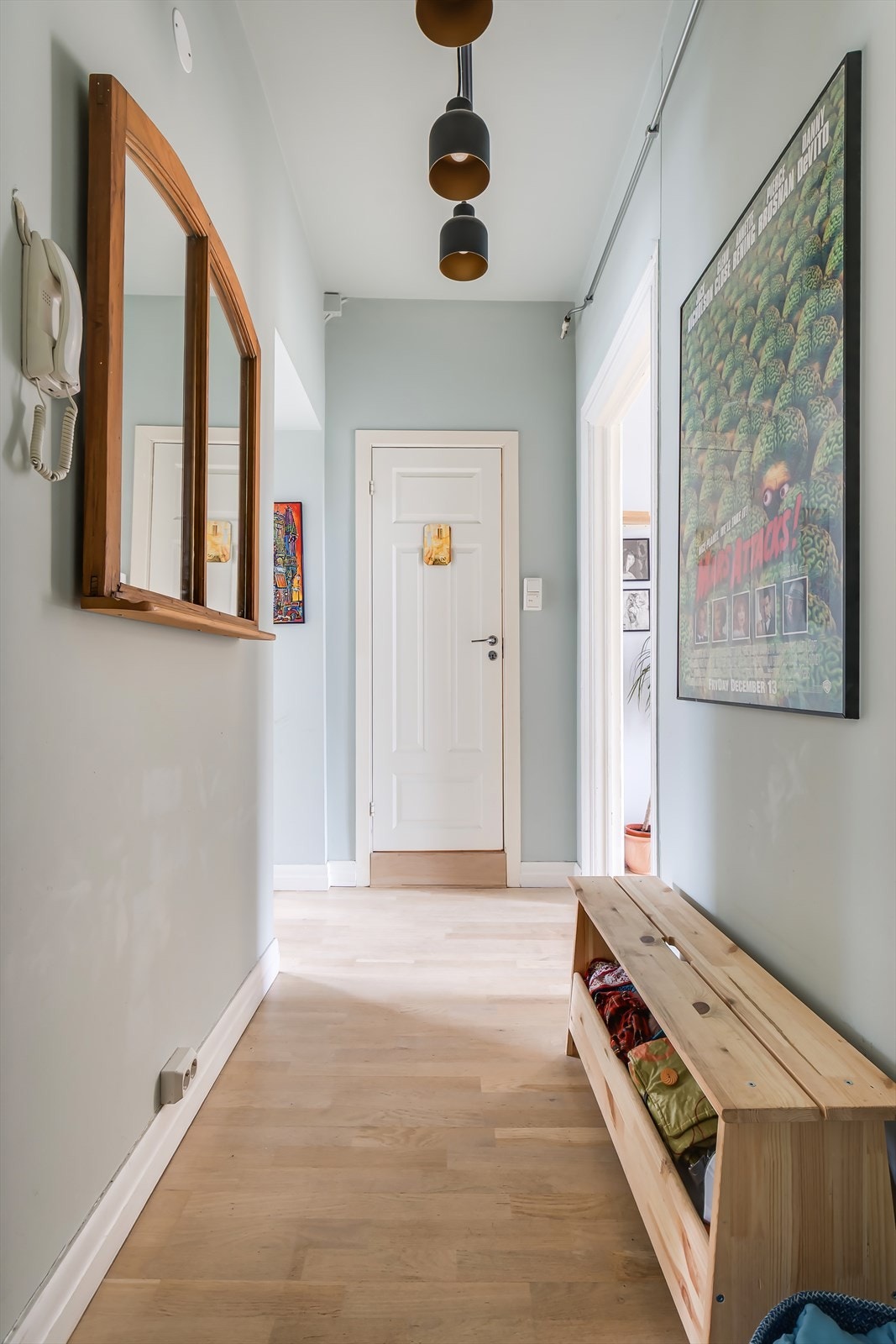 Gang med plass til oppbevaring av sko og yttertøy. Galleribilde