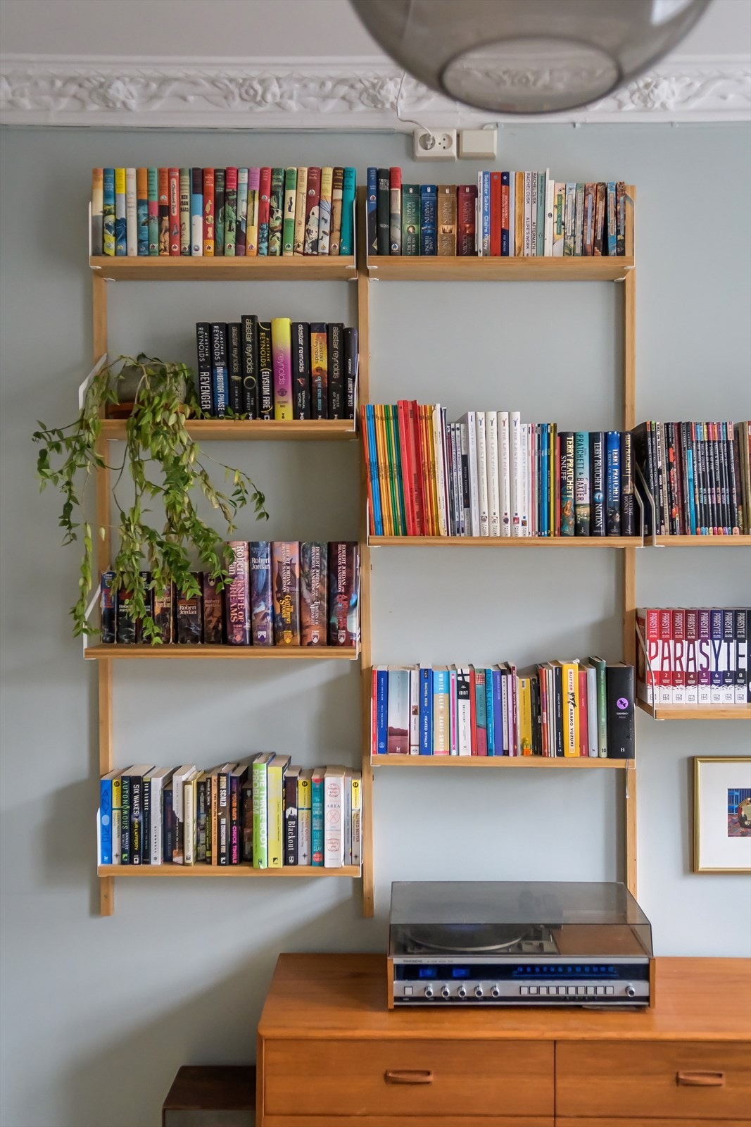 Leiligheten har klassiske detaljer som stukkatur, rosett, store vindusflater og generøs takhøyde. Galleribilde