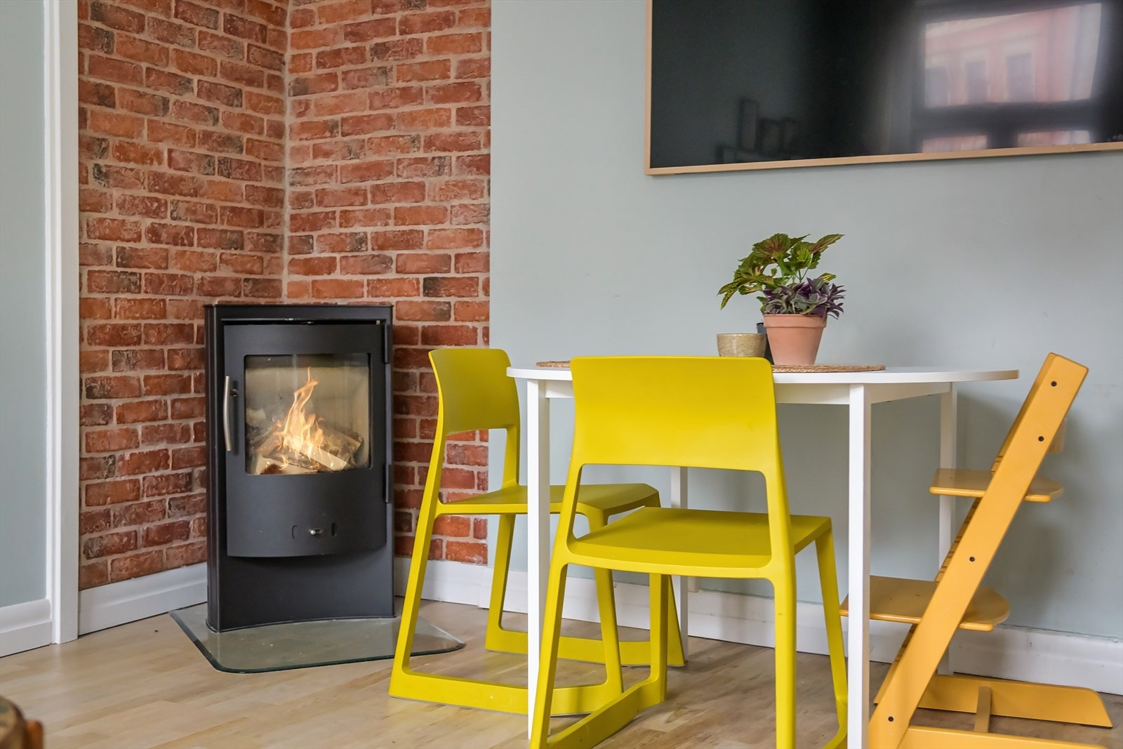 Her er arealene smart utnyttet med plass til flere sittegrupper og soner. Galleribilde