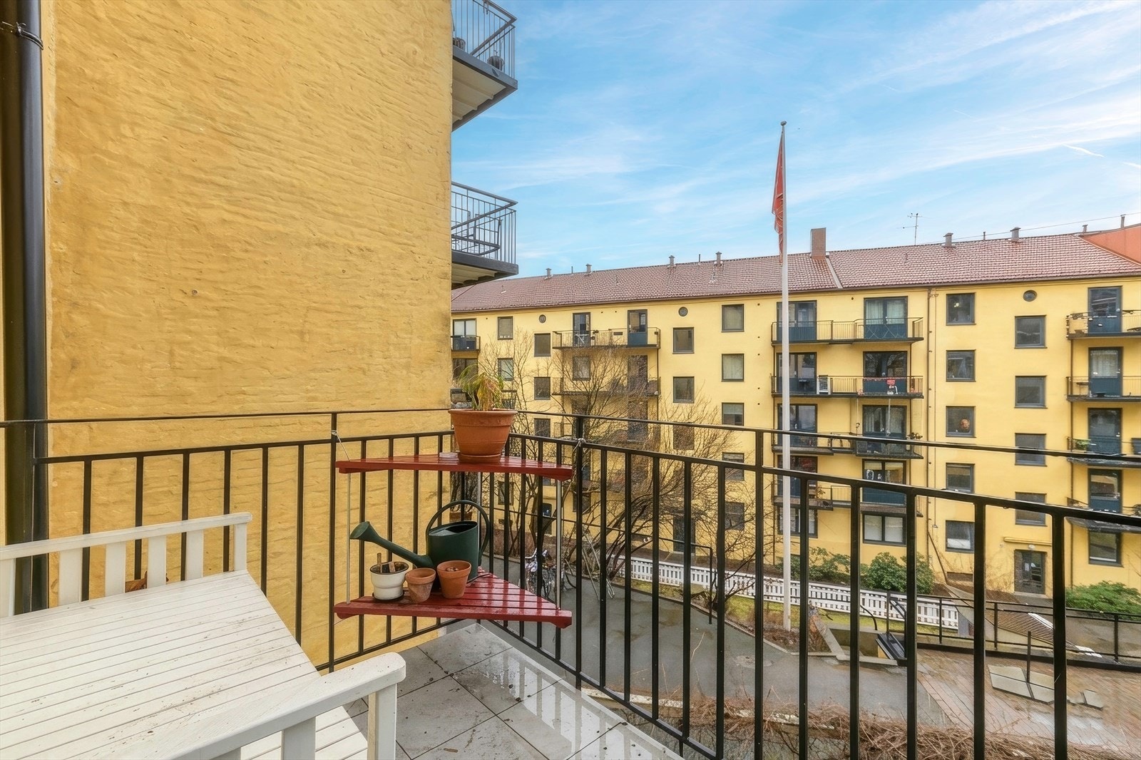 Fra kjøkkenet er det utgang til vestvendt balkong med svært gode solforhold. Galleribilde