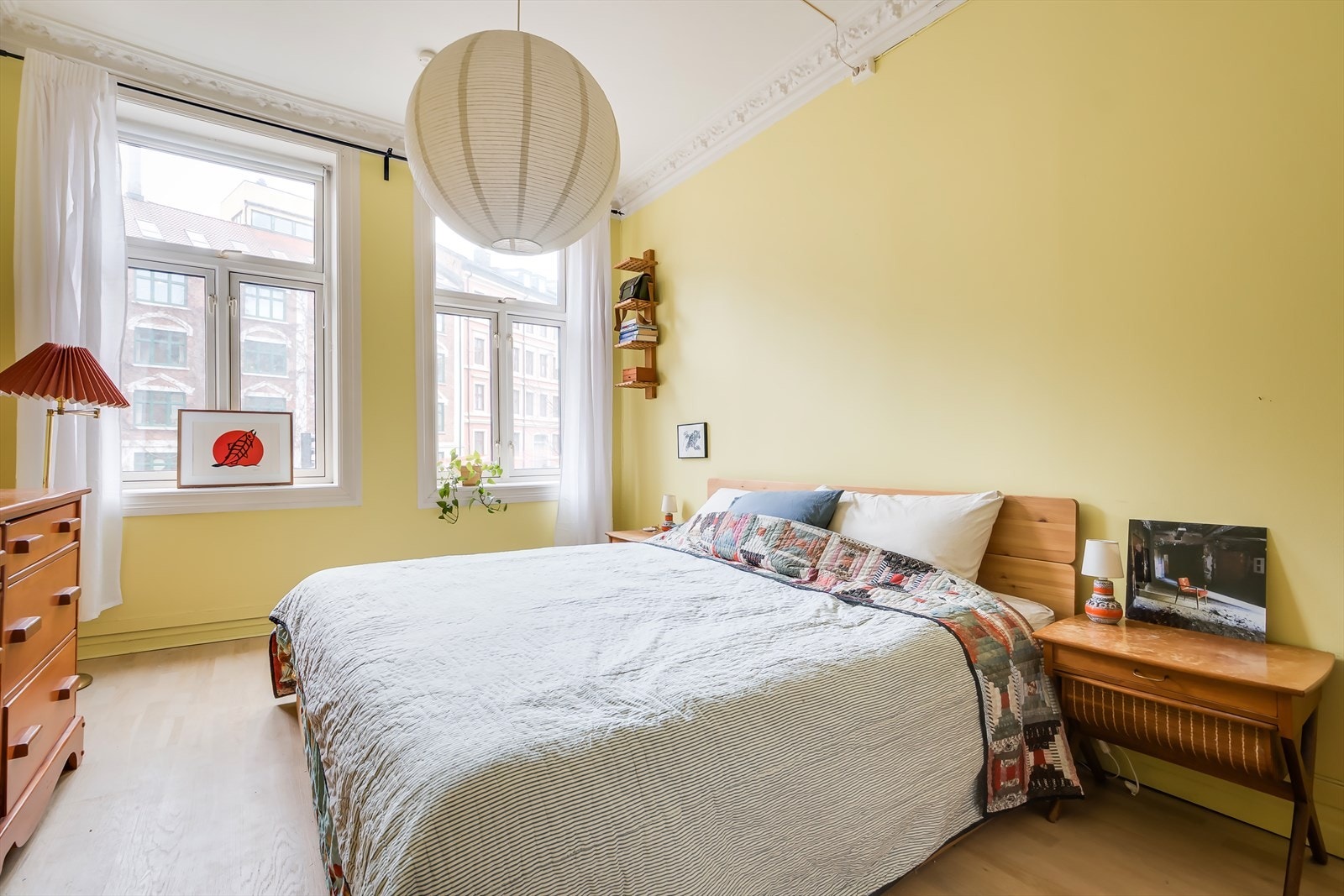 Hovedsoverommet er av god størrelse med plass til stor dobbeltseng, tilhørende nattbord og garderobeløsning. Galleribilde