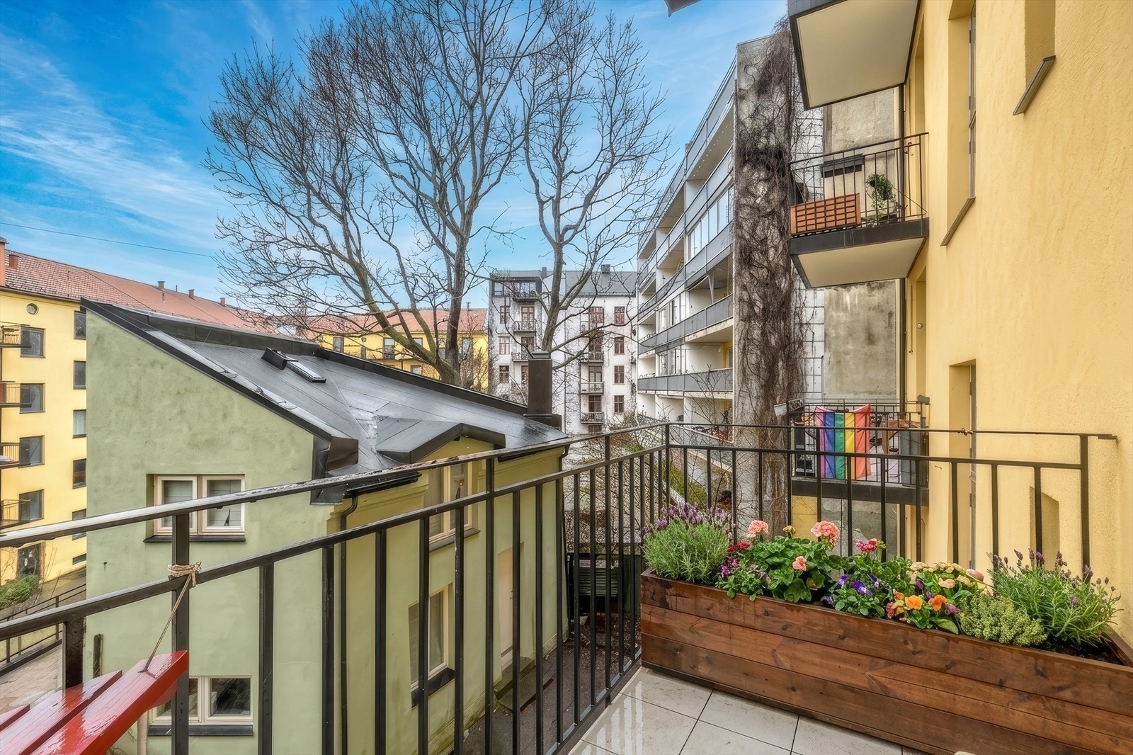 Her får kjøper gleden av en solrik balkong vendt mot hyggelig og rolig bakgård. Her kan sene sommerkvelder nytes. Galleribilde