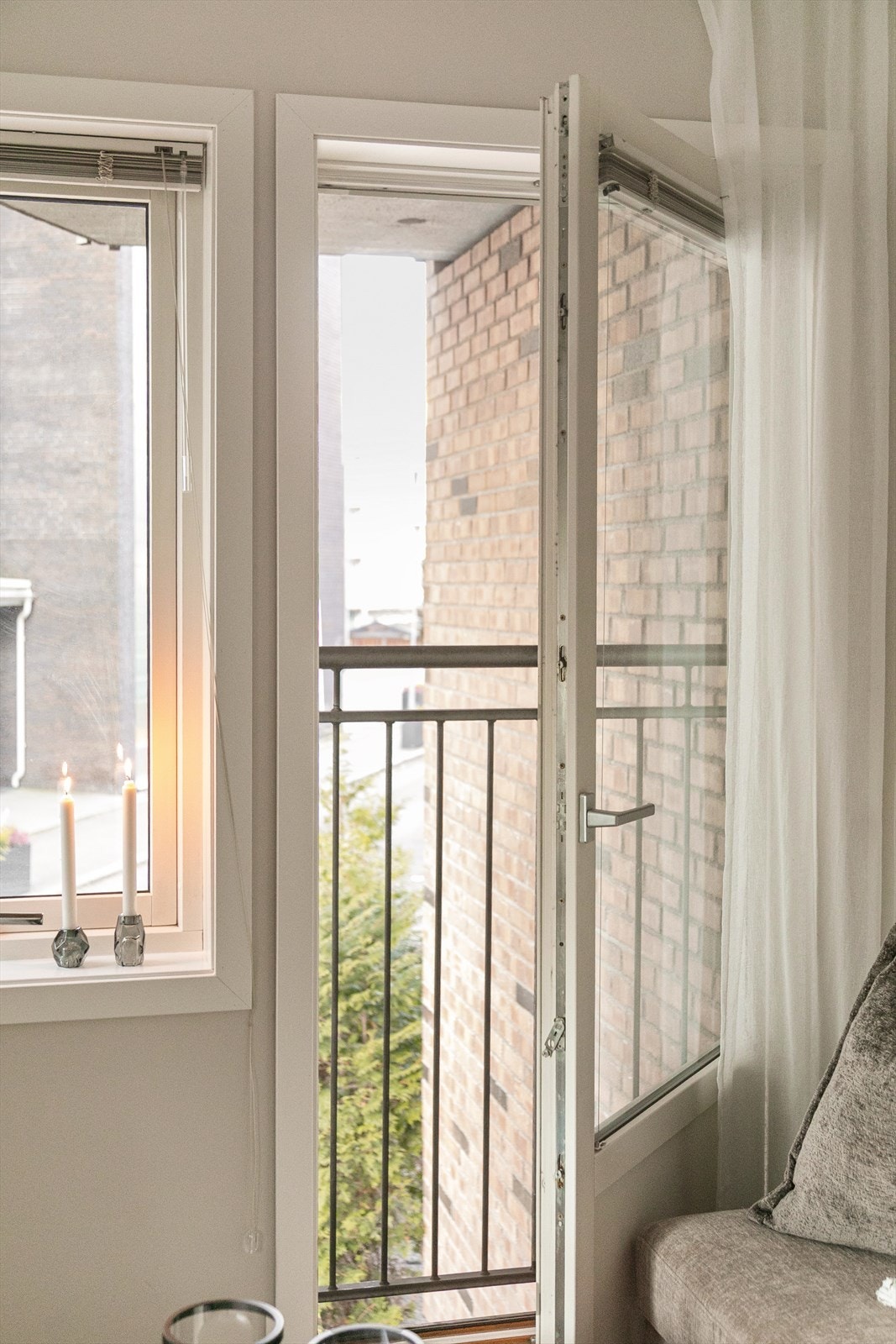 Stuen har fransk balkong i hjørnet, som bidrar til gode lys- og luftforhold. Galleribilde