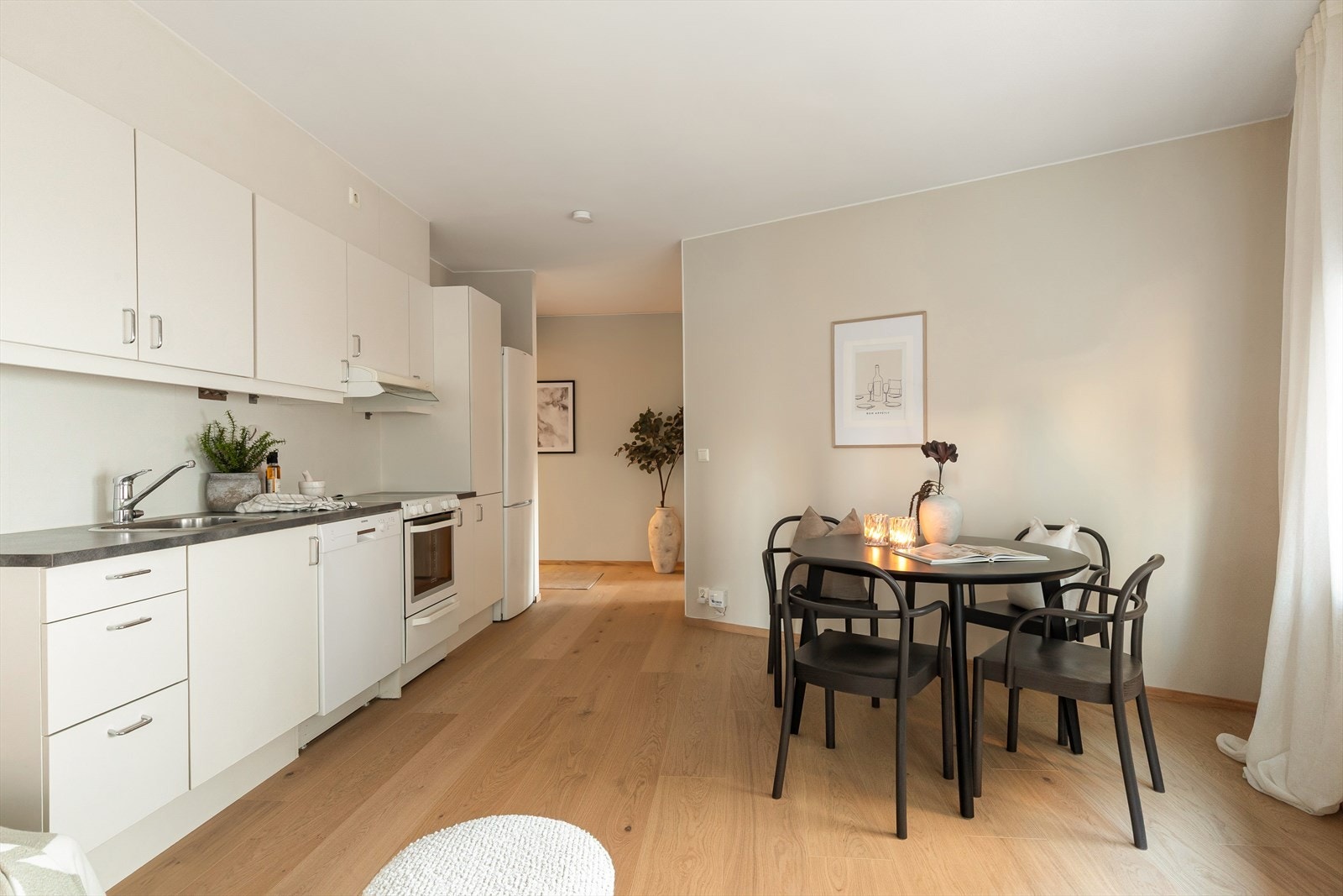 Leiligheten er nymalt og det er lagt ny enstavsparkett med nye gulvlister, samt nye innerdører og lister. Galleribilde