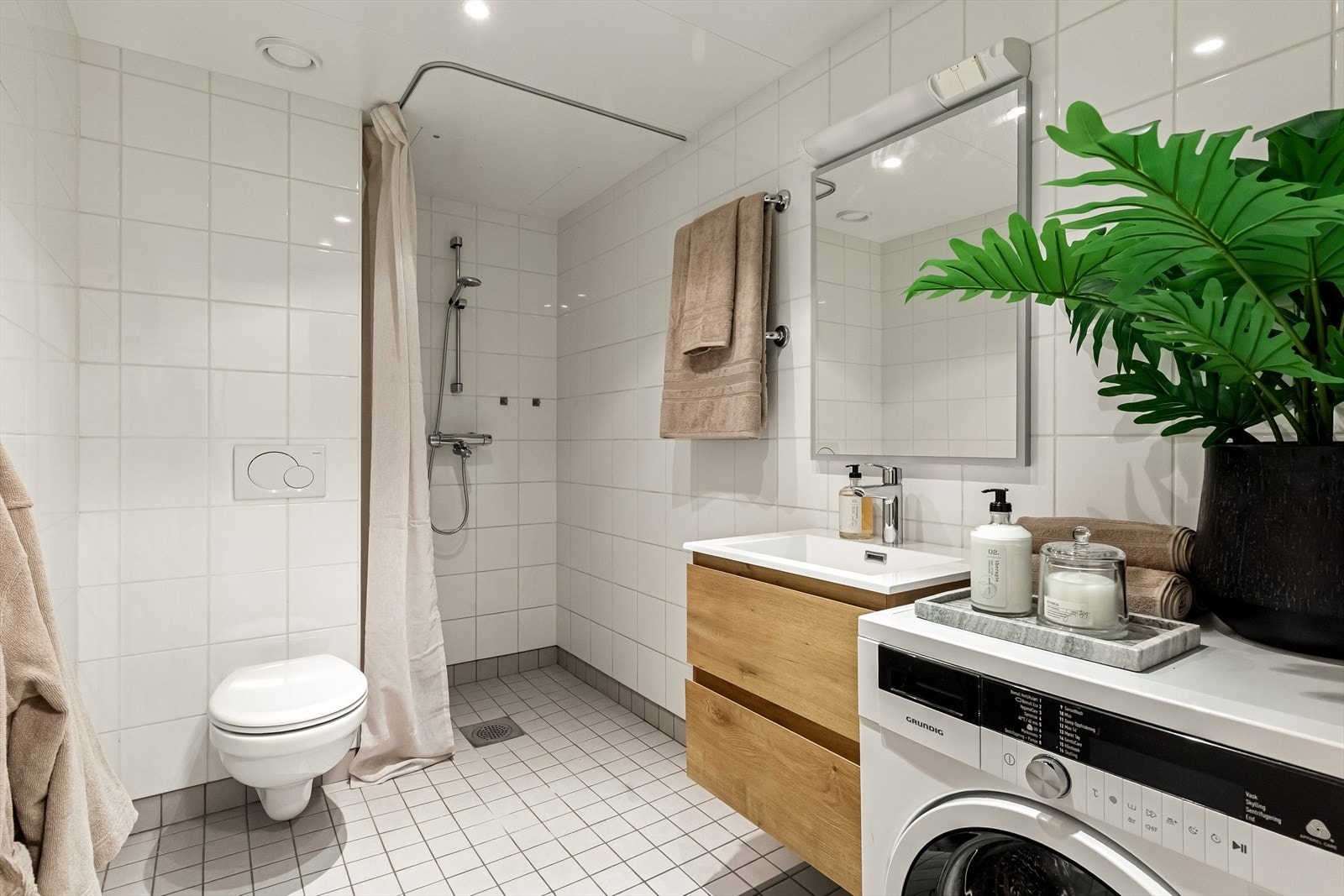 Lyst og delikat bad med fliser på gulv og vegger. Galleribilde