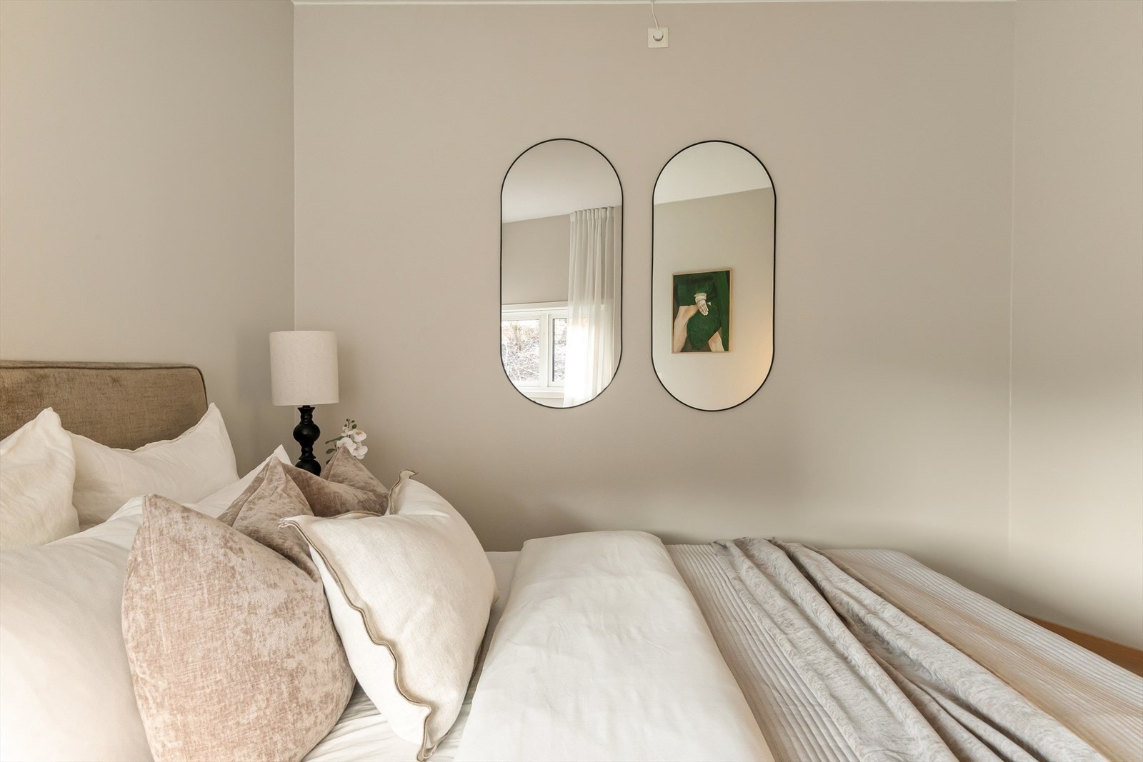 Det er god plass til dobbeltseng, nattbord og annet ønsket møblement. Galleribilde