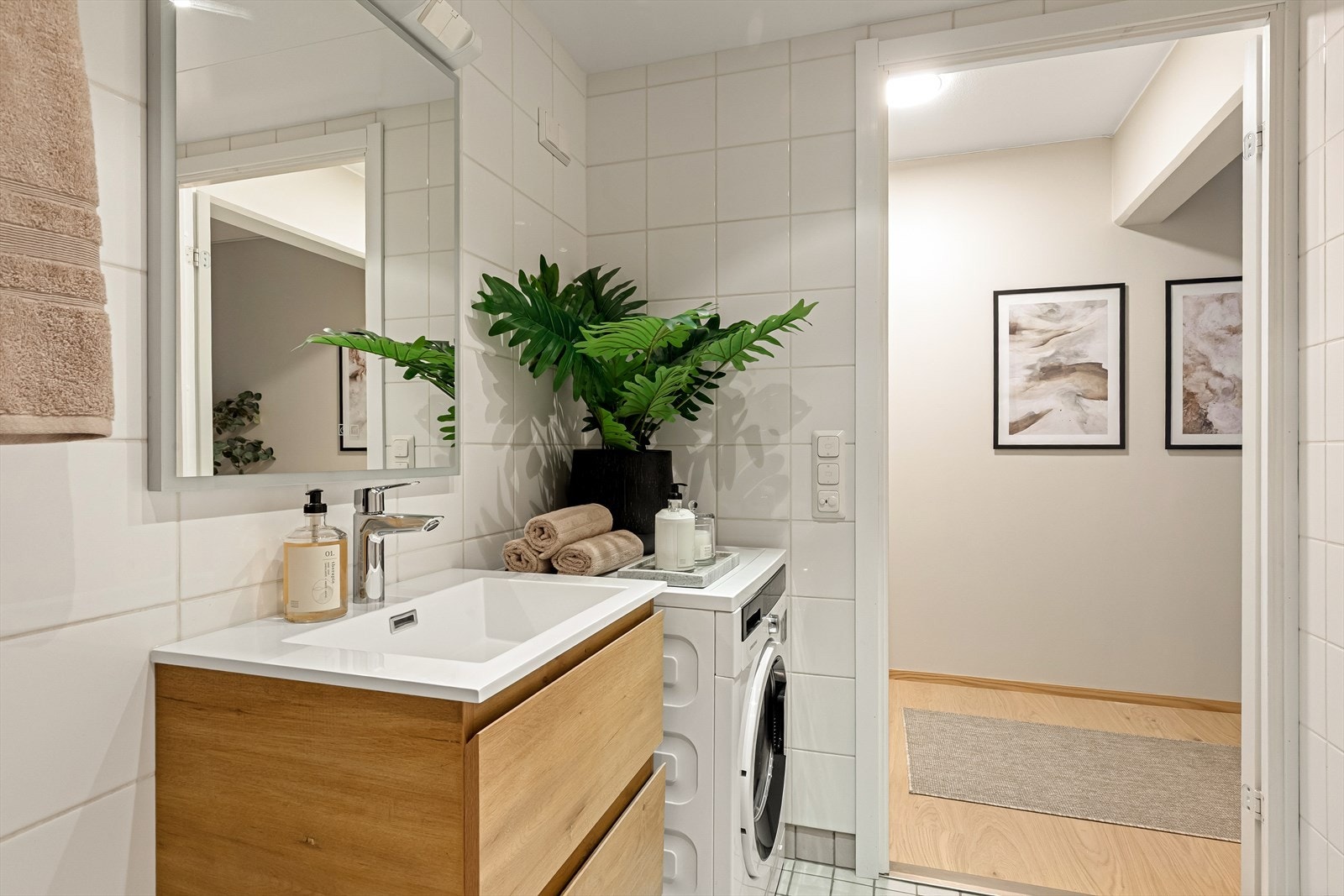 Moderne baderomsinnredning og opplegg for vaskemaskin. Galleribilde