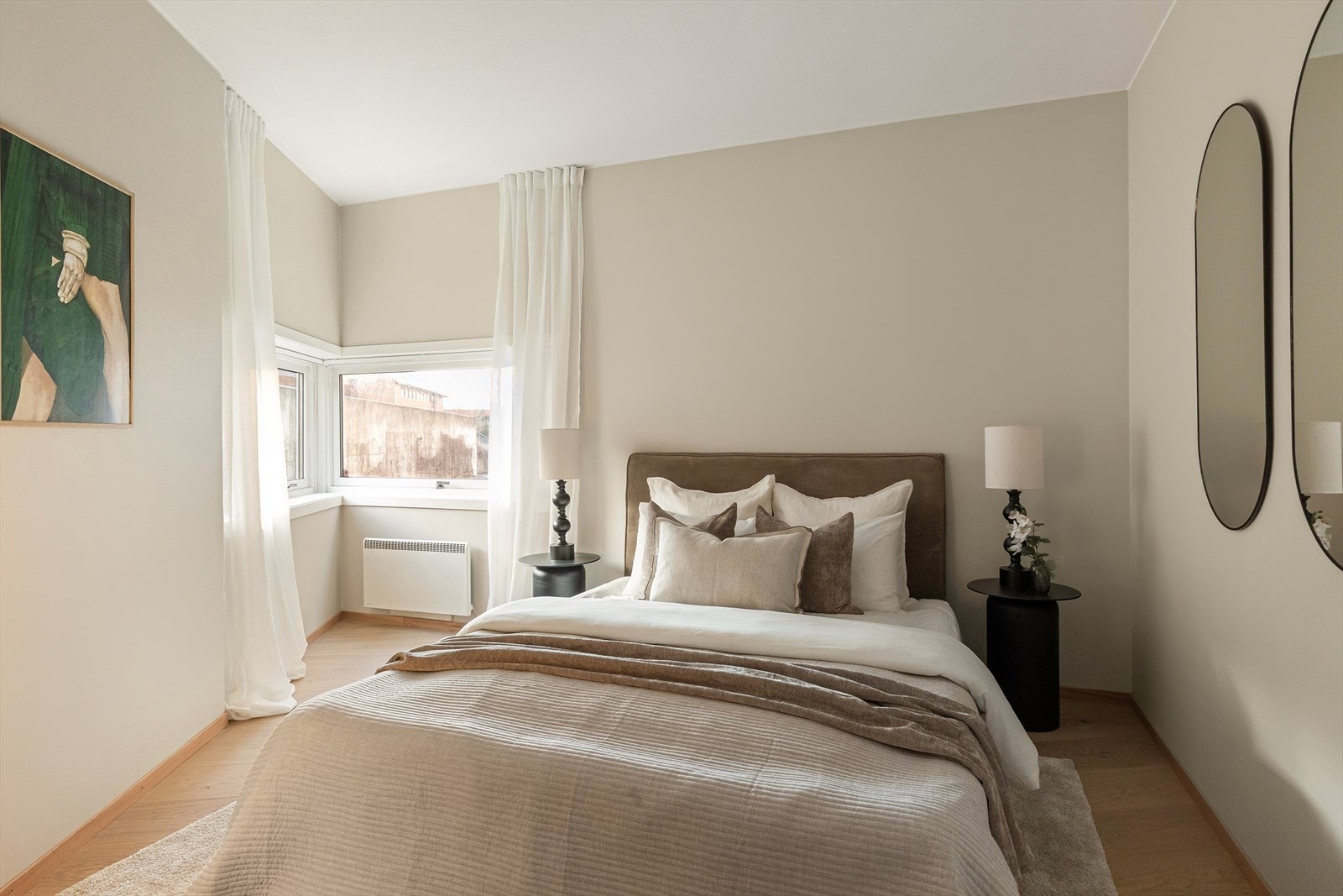 Soverommet har vinduer på to sider som slipper inn godt med naturlig lys og skaper en behagelig atmosfære. Galleribilde