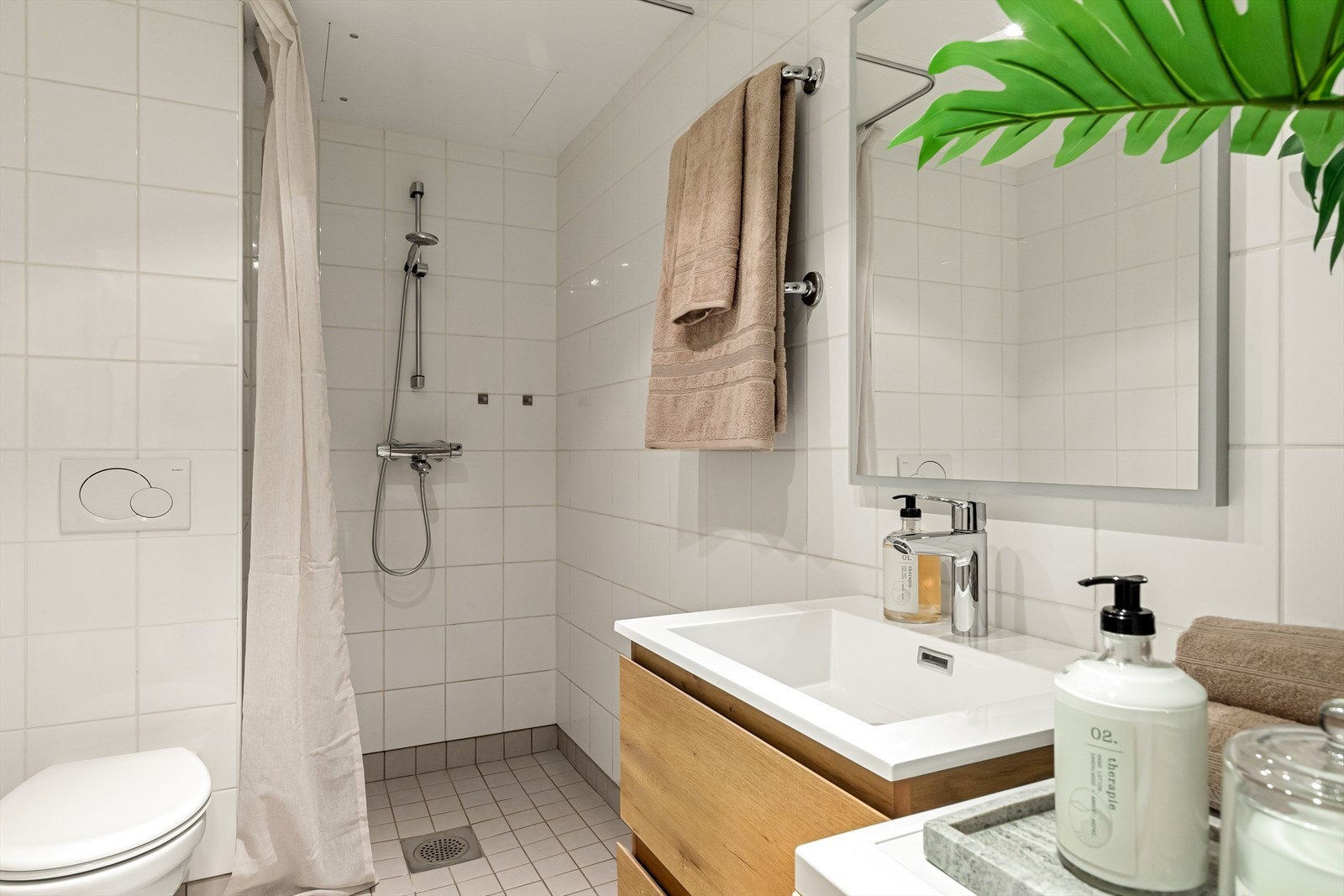 Badet er oppgradert i 2025 med ny servant, blandebatteri, speil med LED-lys, nytt toalettsete og dusjutstyr. Galleribilde