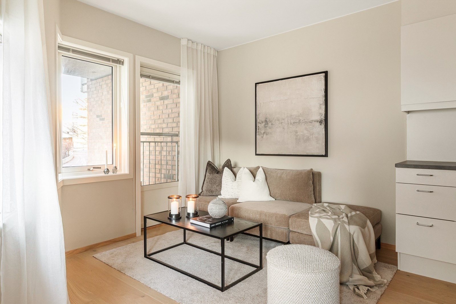 Lys og innbydende stue med gode innredningsmuligheter. Galleribilde