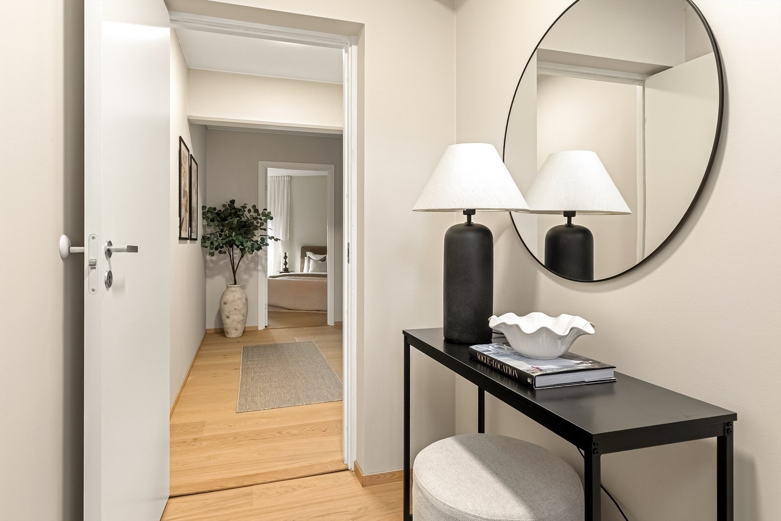 Hyggelig entré som gir et godt førsteinntrykk av boligen. Galleribilde