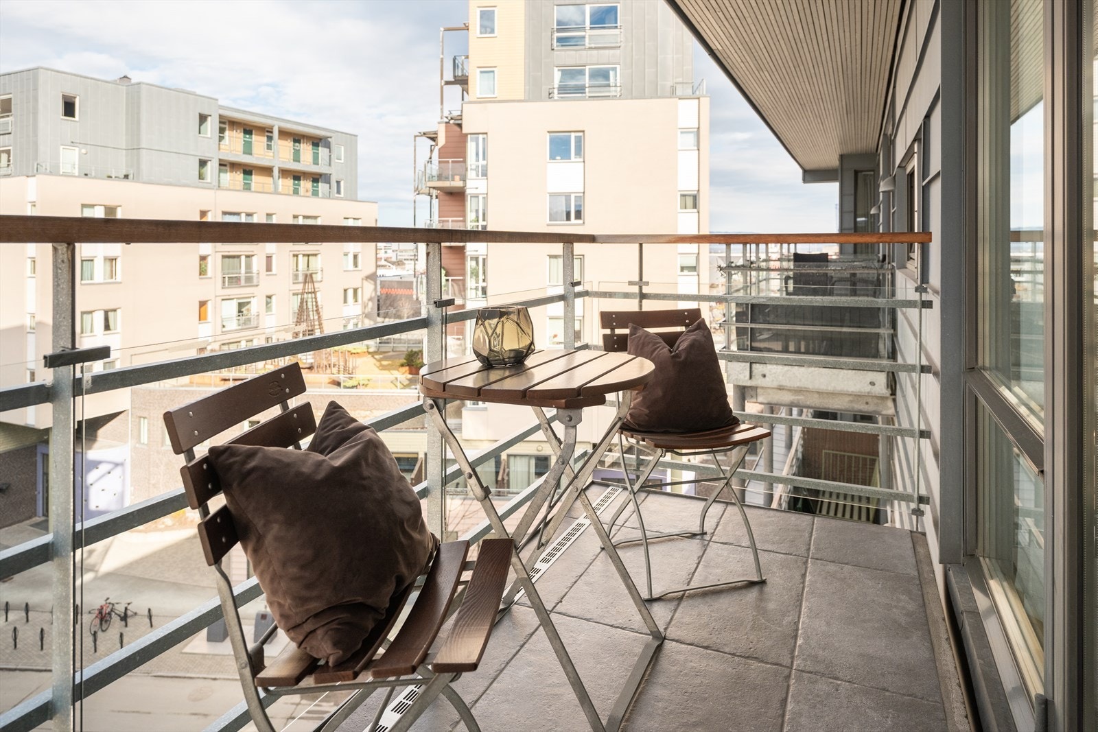 Verandaen er vestvendt, har ettermiddagssol og pen utsikt. Du har sola fra kl. 15:00 sommerstid og utover ettermiddagen, ifølge selger. Galleribilde