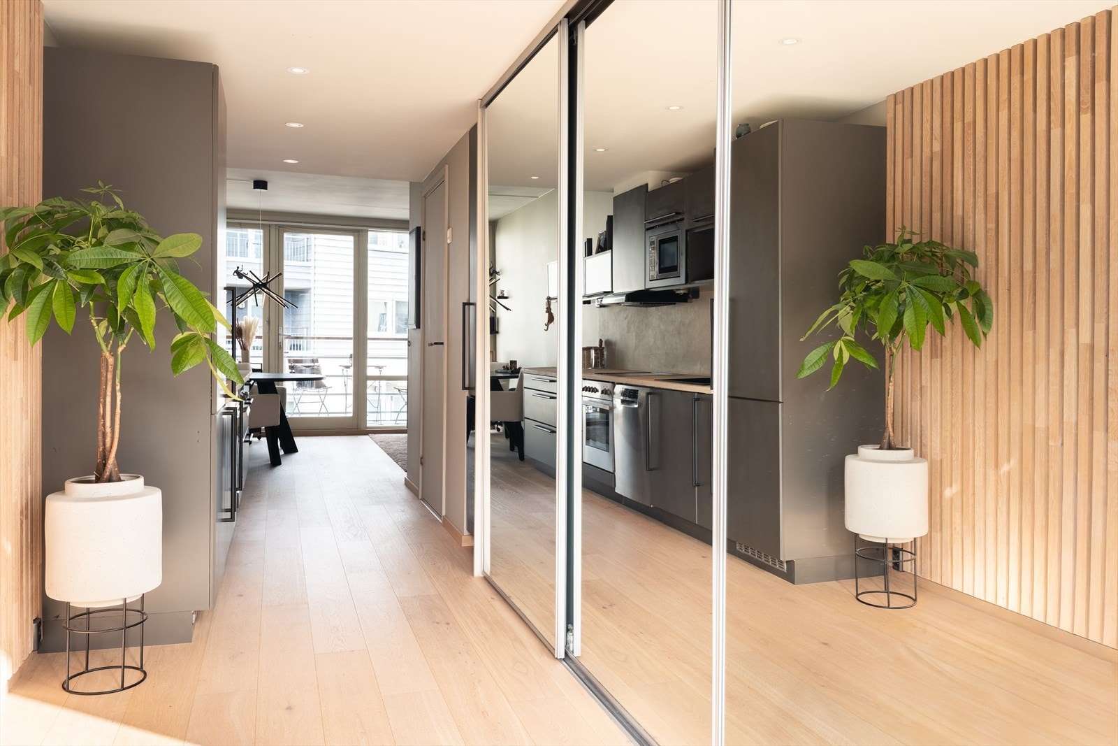 Skyvedørsgarderobe medfølger handelen. Galleribilde