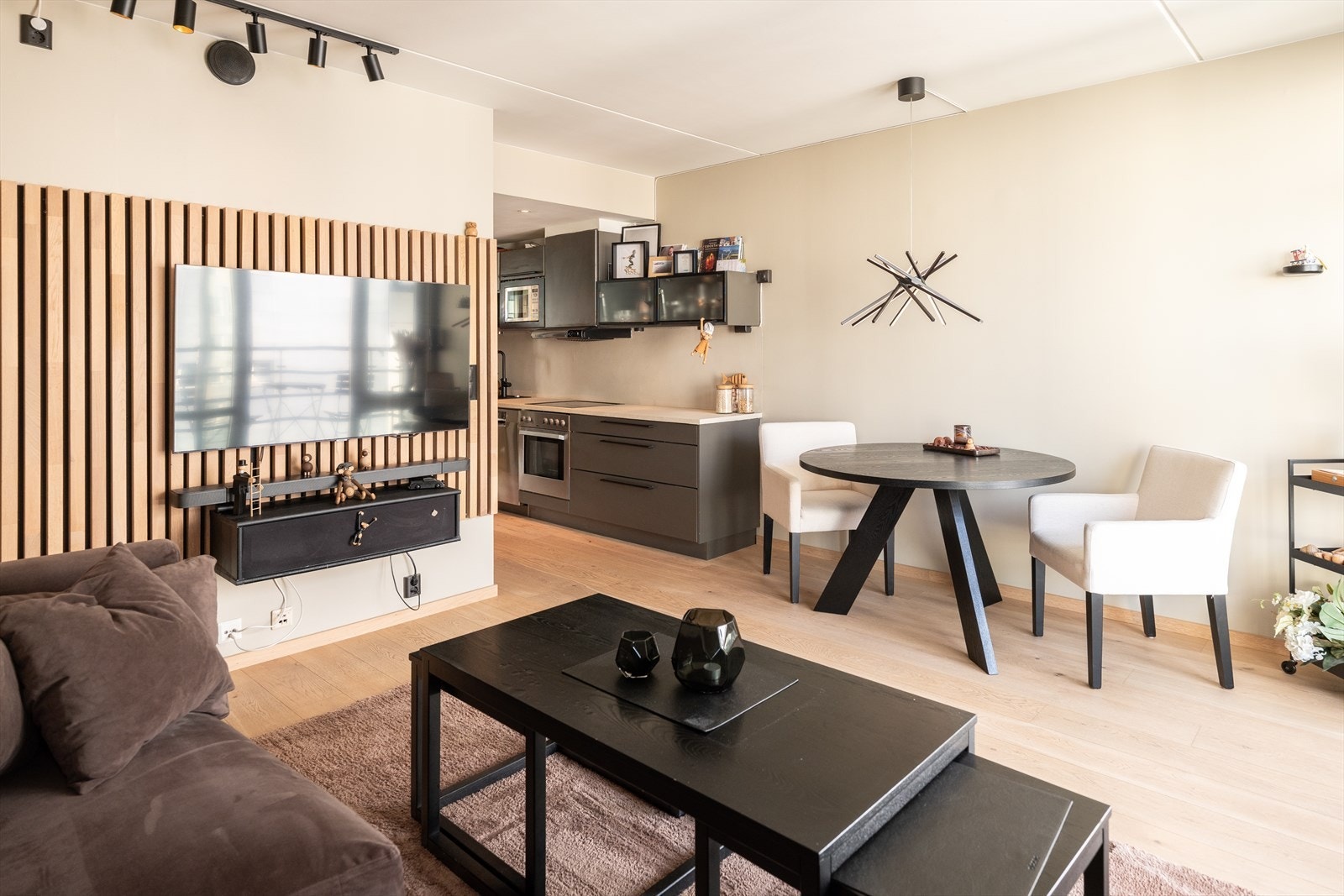 Oppholdsrommet måler 21,6 m². Fra entré til vindusflate strekker leiligheten seg over 10 m. Galleribilde