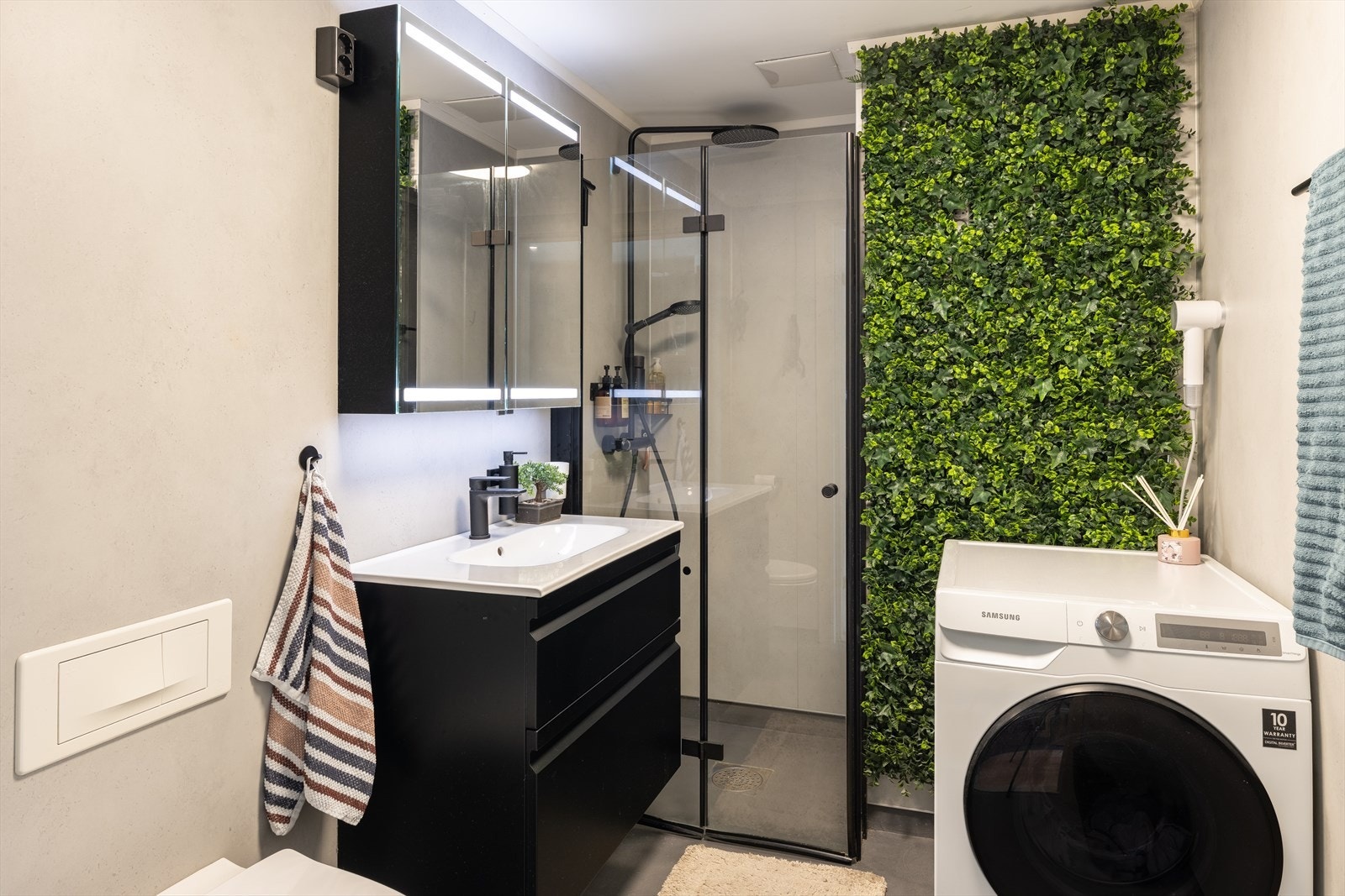 Servant med innredning og dusjhjørne levert av Viking bad. Dusjhode levert av Hansgrohe. Galleribilde