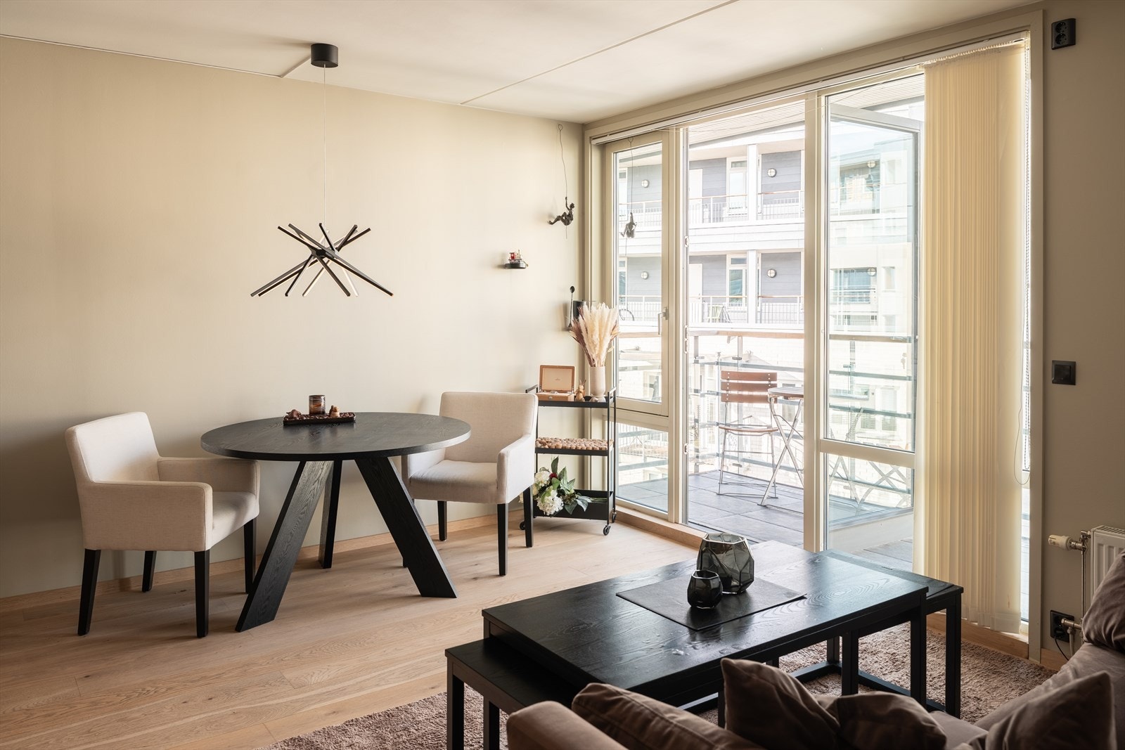 Vindusflatene går nesten helt fra gulv til himling, og slipper inn mye dagslys. Listefri overgang til himling i hele leiligheten. Galleribilde