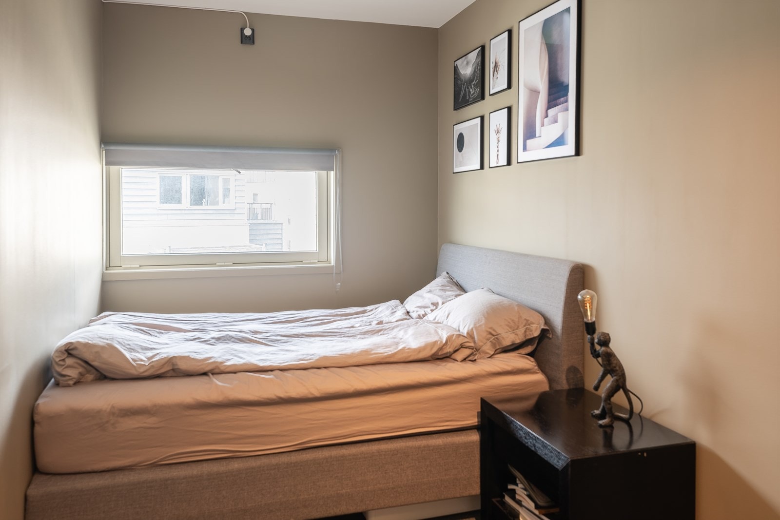 Soverommet måler 7,9 m² og er kledd igjen fra opprinnelig løsning. Dette gir en bedre romfølelse i både stue og soverom. Galleribilde