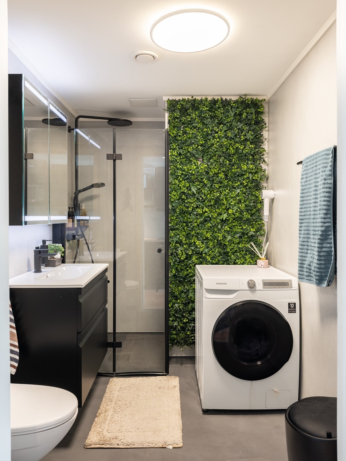 Delikat baderom. Overflater og innredning er oppgradert. Galleribilde