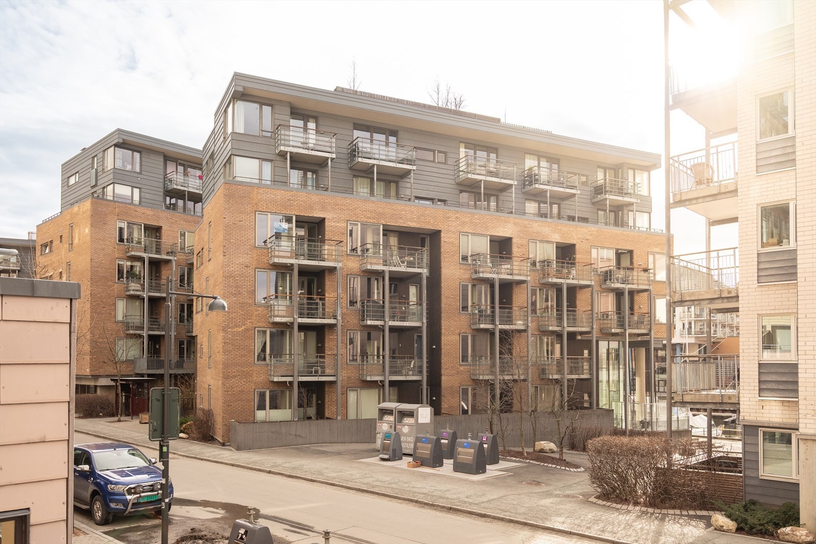 Dyre Halses gate er en blindgate med lite trafikk. Området har tidligere vært industri for skipsproduksjon og reparasjon. Galleribilde