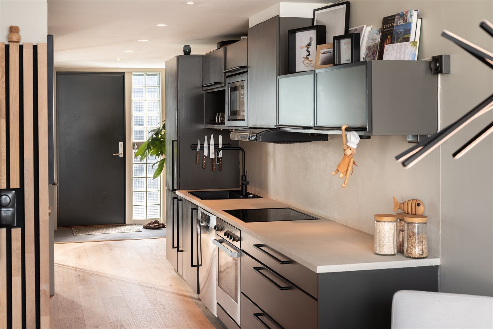 Kjøkkenet byr på ny benkeplate og frontene er behandlet. Galleribilde