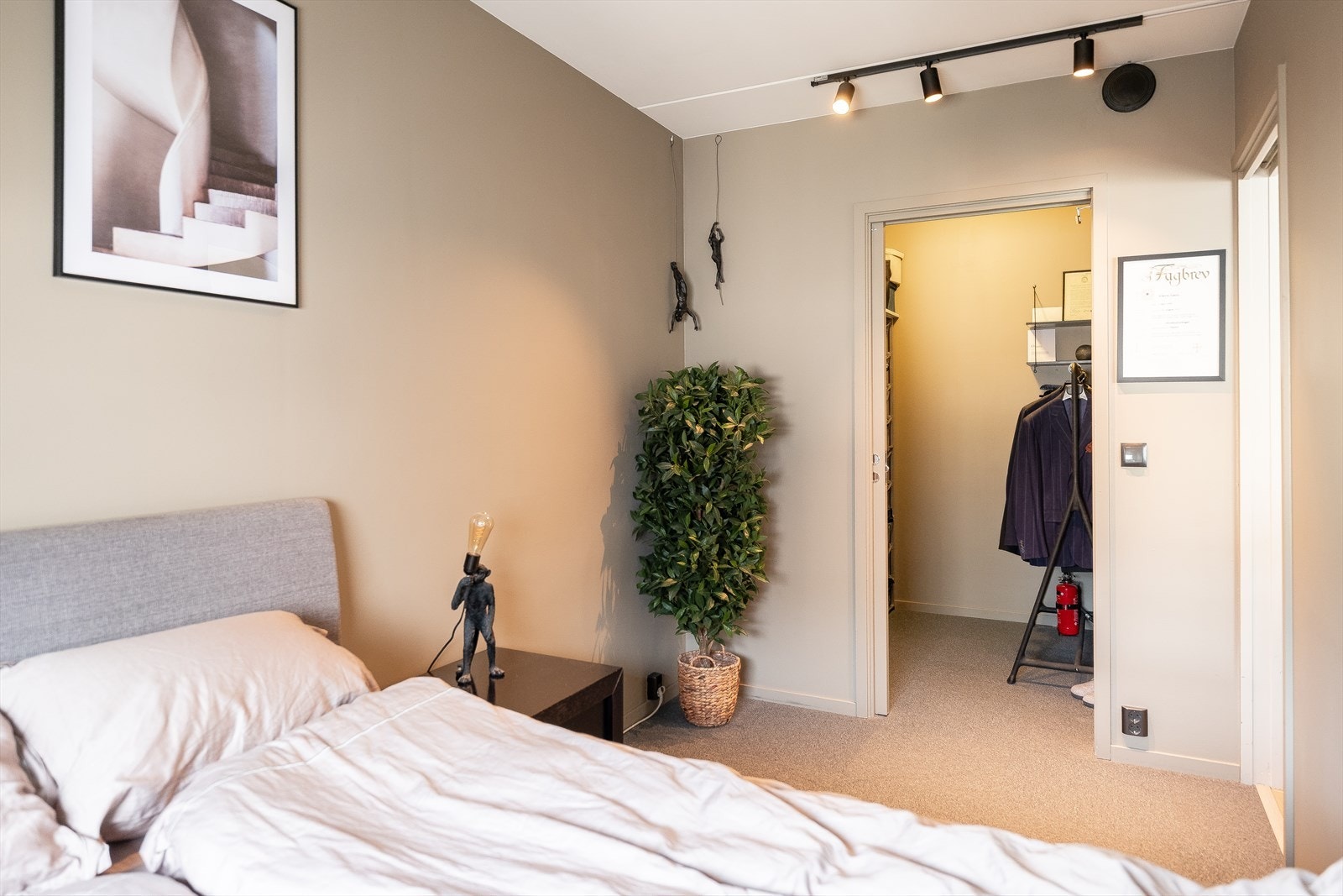 Det ble lagt pent vegg til vegg teppe i 2020. Dette oppleves varmere enn harde gulv, og er en foretrukket skikk på soverom. Galleribilde