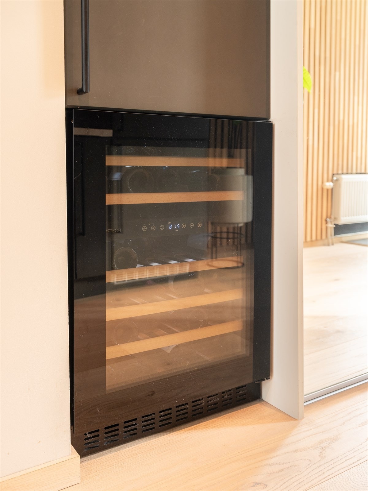 Vinskap medfølger i handelen. Galleribilde