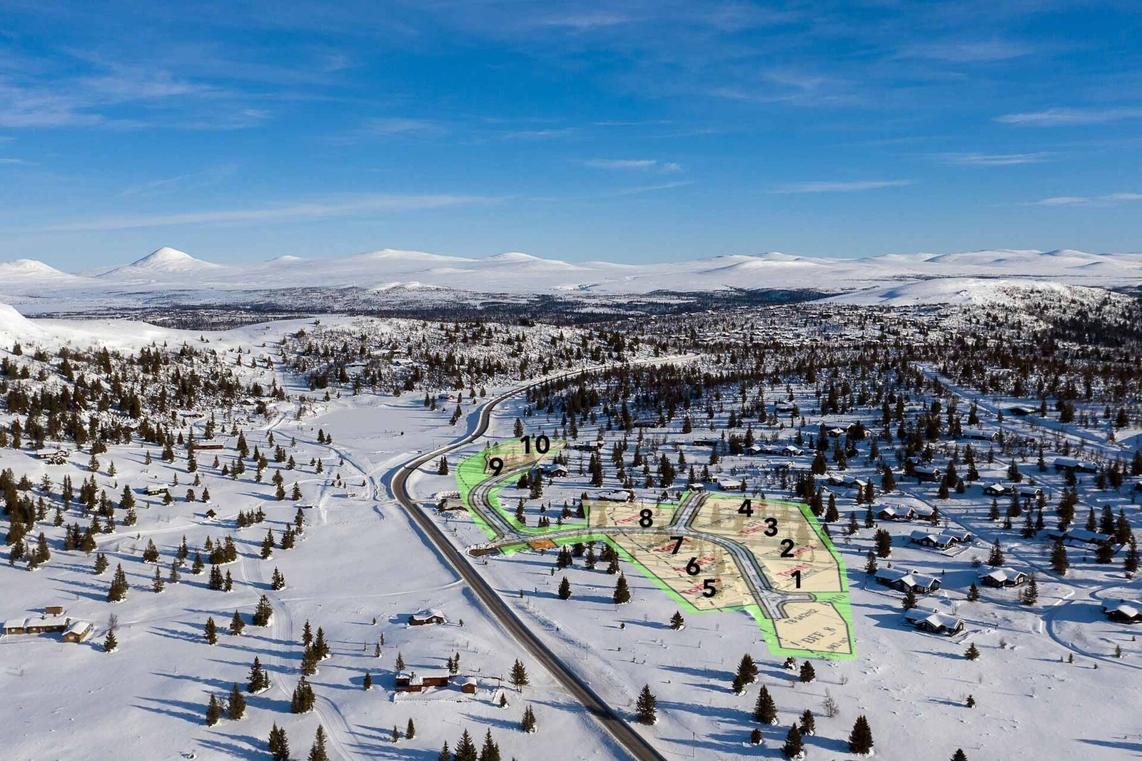 Dronefoto med tomtene markert. I annonsen er tomt 7 priset Galleribilde
