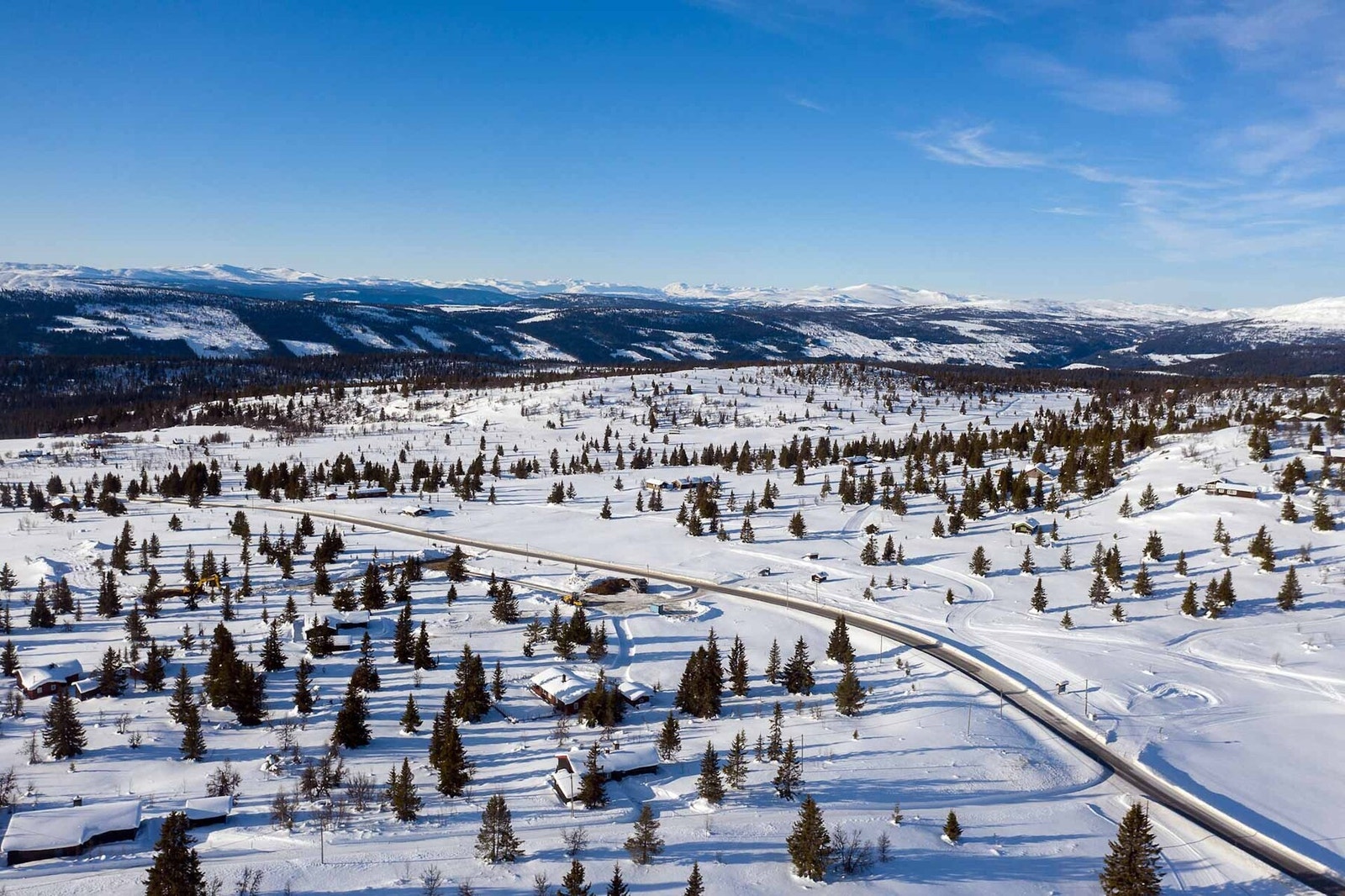 Dronefoto over tomtene mot vest Galleribilde