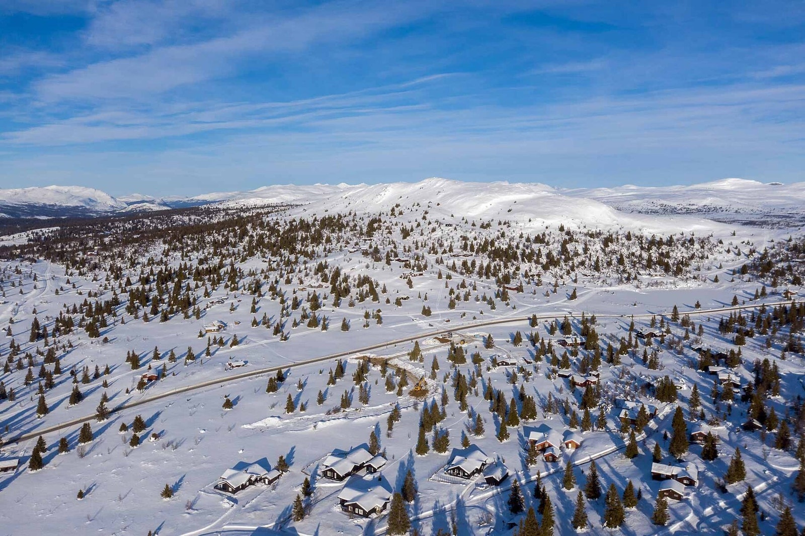 Dronefoto over tomtene mot Trabelifjellet Galleribilde