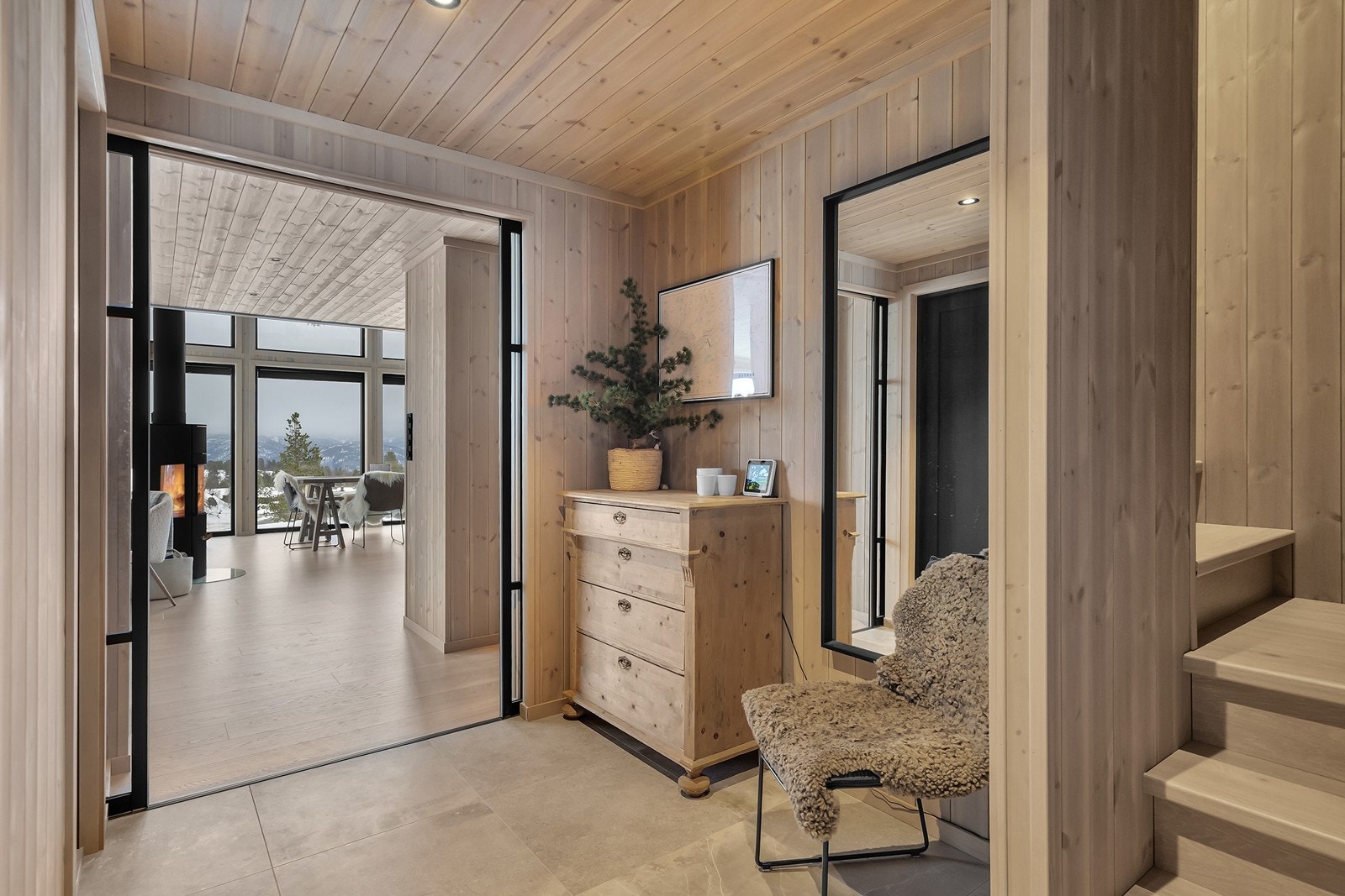 Praktisk med skyvedør fra gangen og inn mot stuen Galleribilde