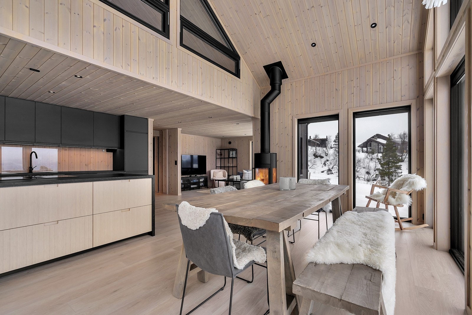 Stilig kjøkkeninnredning i sort og natur Galleribilde