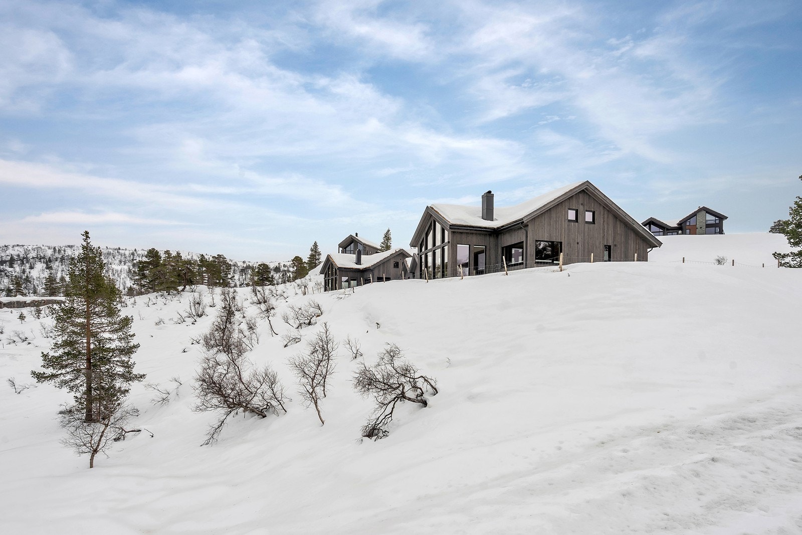 Sommerstid må det nevnes at det er asfaltert rulleskiløype på 2,5 km, 18 hulls frisbeegolfbane langs 5 km lysløypa, minigolf, pumptrack og buldrevegg Galleribilde