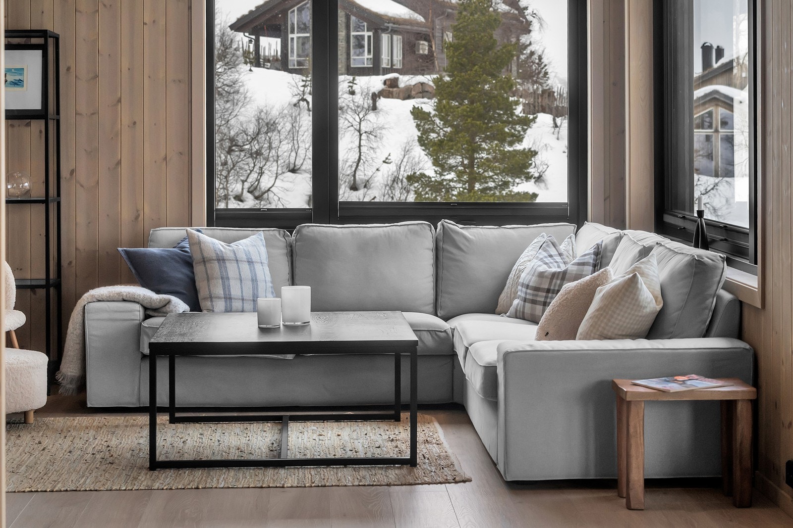 Koselig sofakrok med store vinduer også her Galleribilde