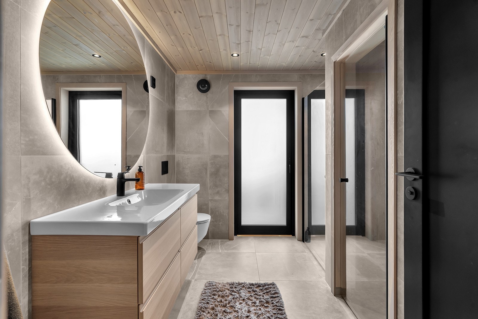 Baderom med dusj og inngang til badstu Galleribilde