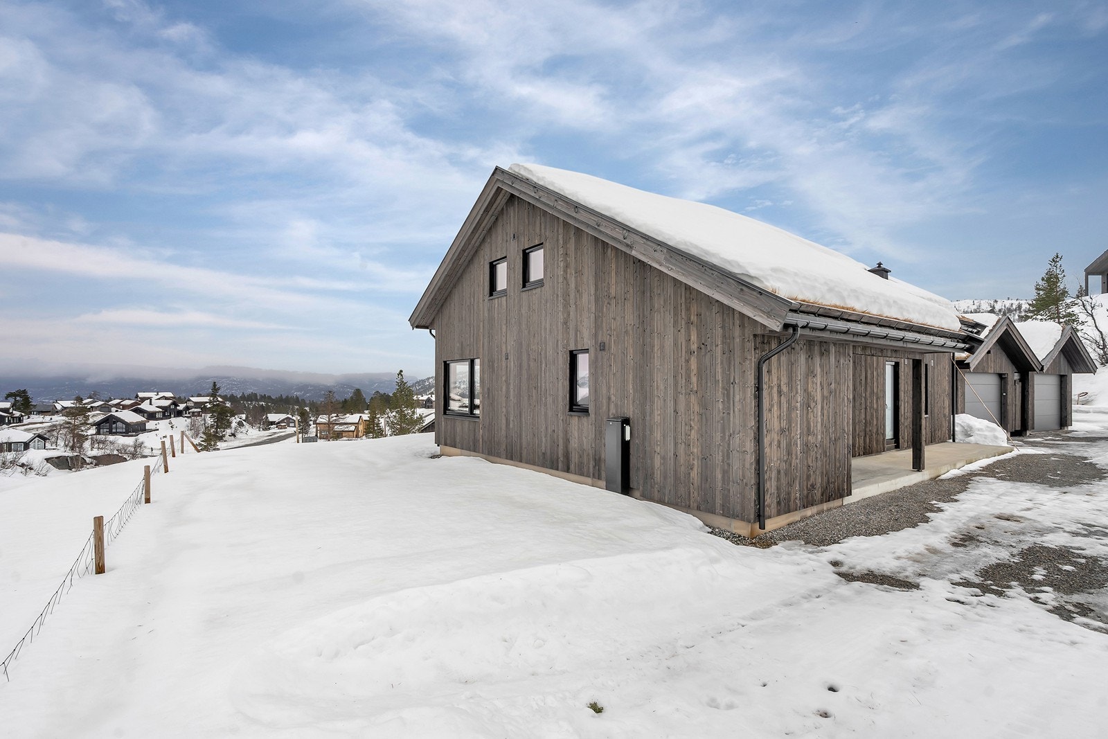Flat og fin tomt med frittliggende hytte og garasje Galleribilde